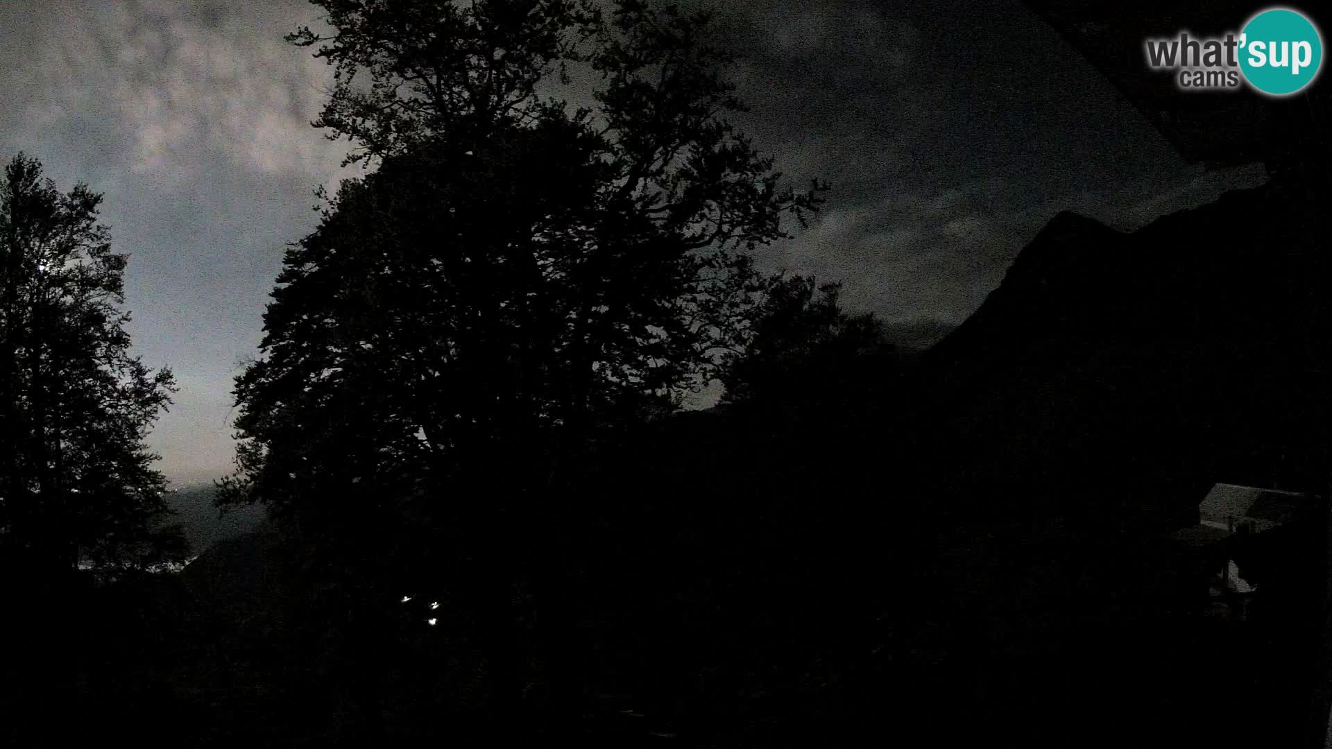 Cámara en vivo de la cabaña de montaña Planina Razor (1315) | vista hacia Tolminski Migovec