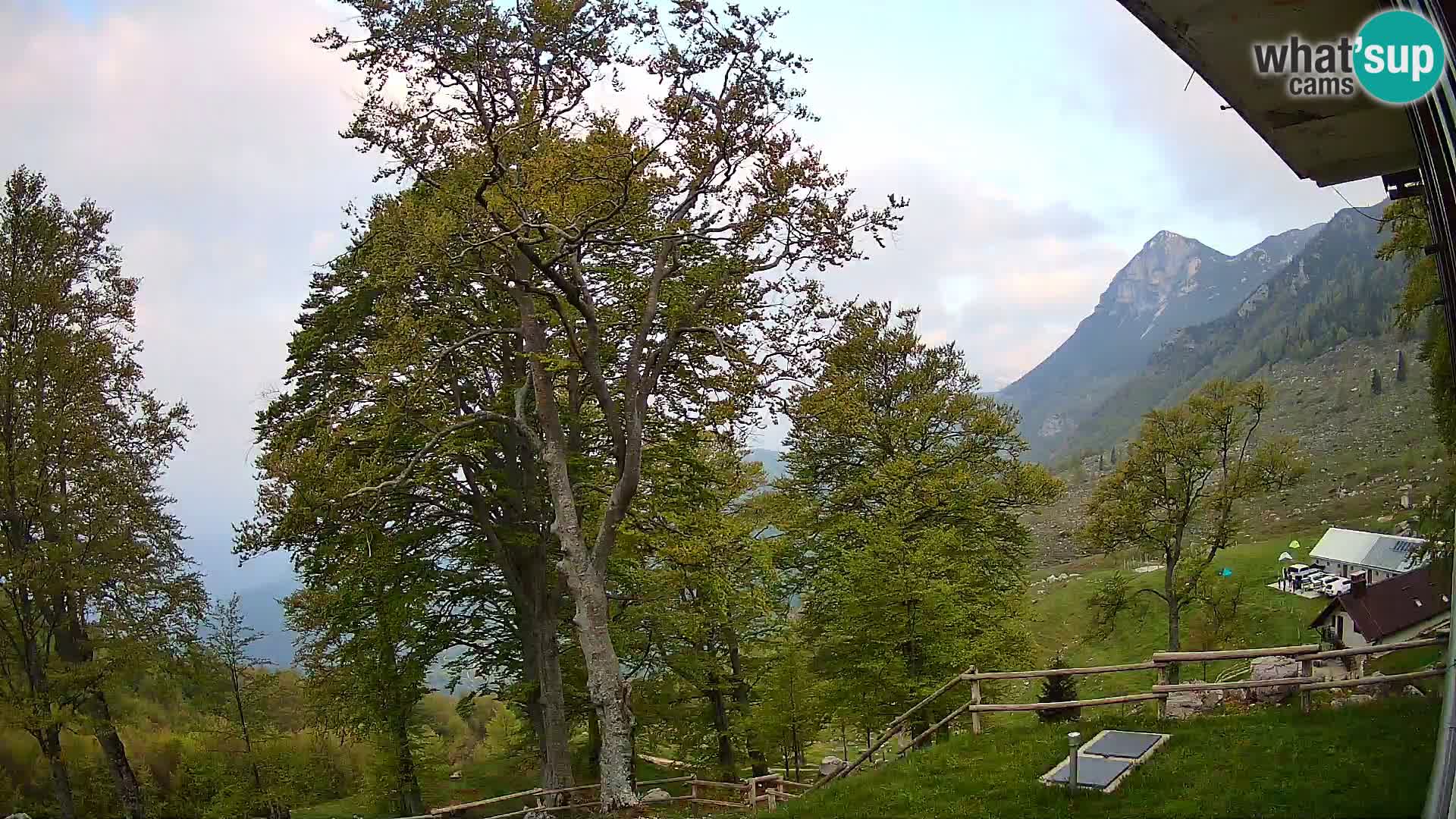 Cámara en vivo de la cabaña de montaña Planina Razor (1315) | vista hacia Tolminski Migovec