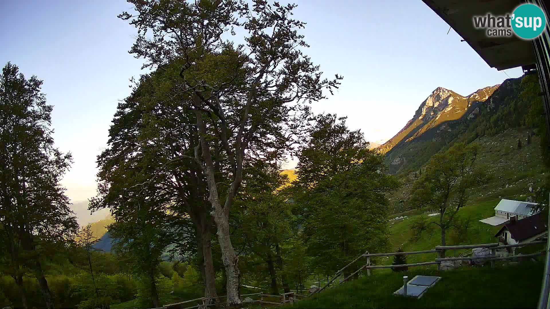 Baita di montagna Planina Razor webcam (1315) | vista su Tolminski Migovec