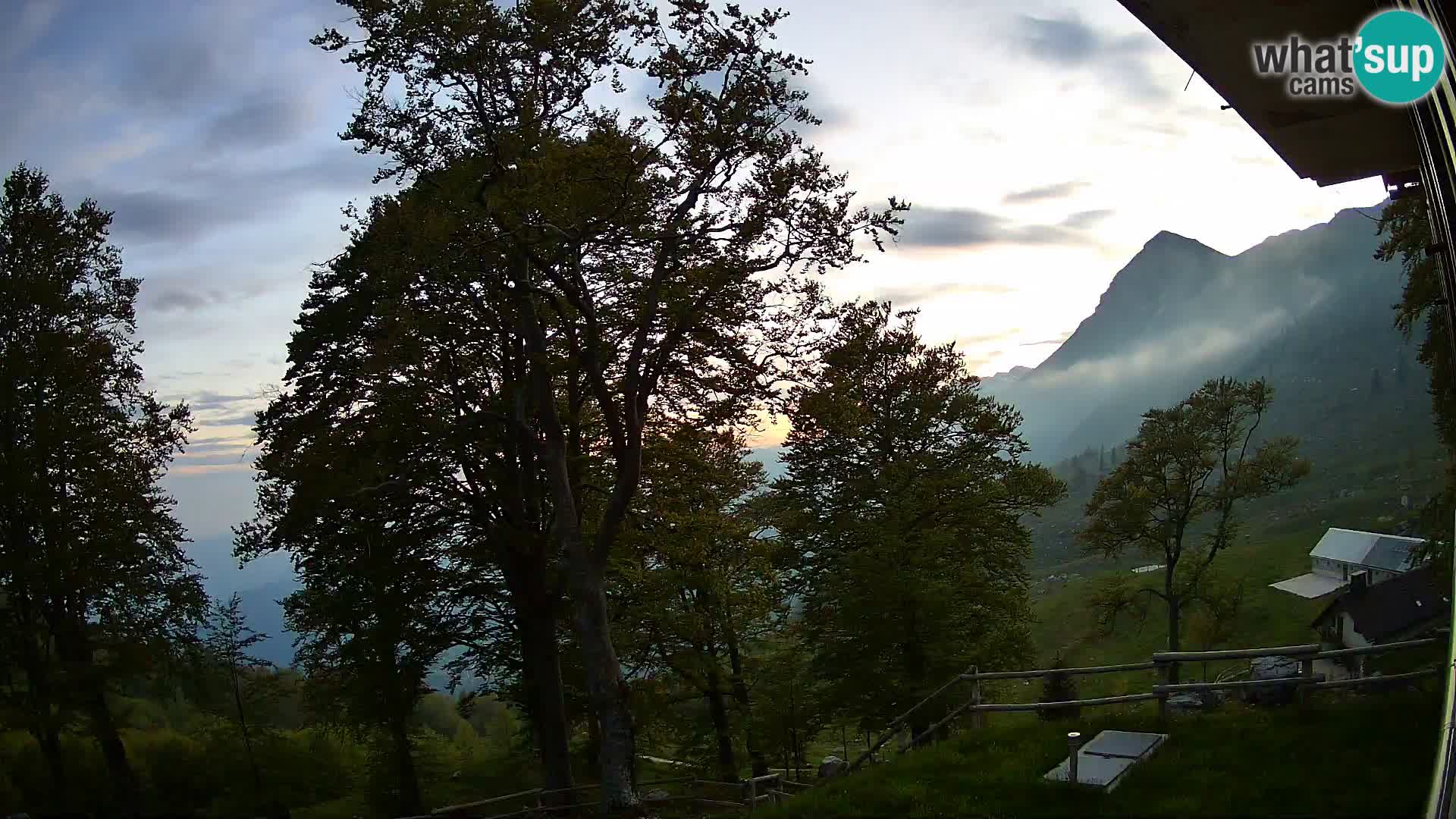 Planina Razor Mountain Hut live cam (1315) | view to Tolminski Migovec