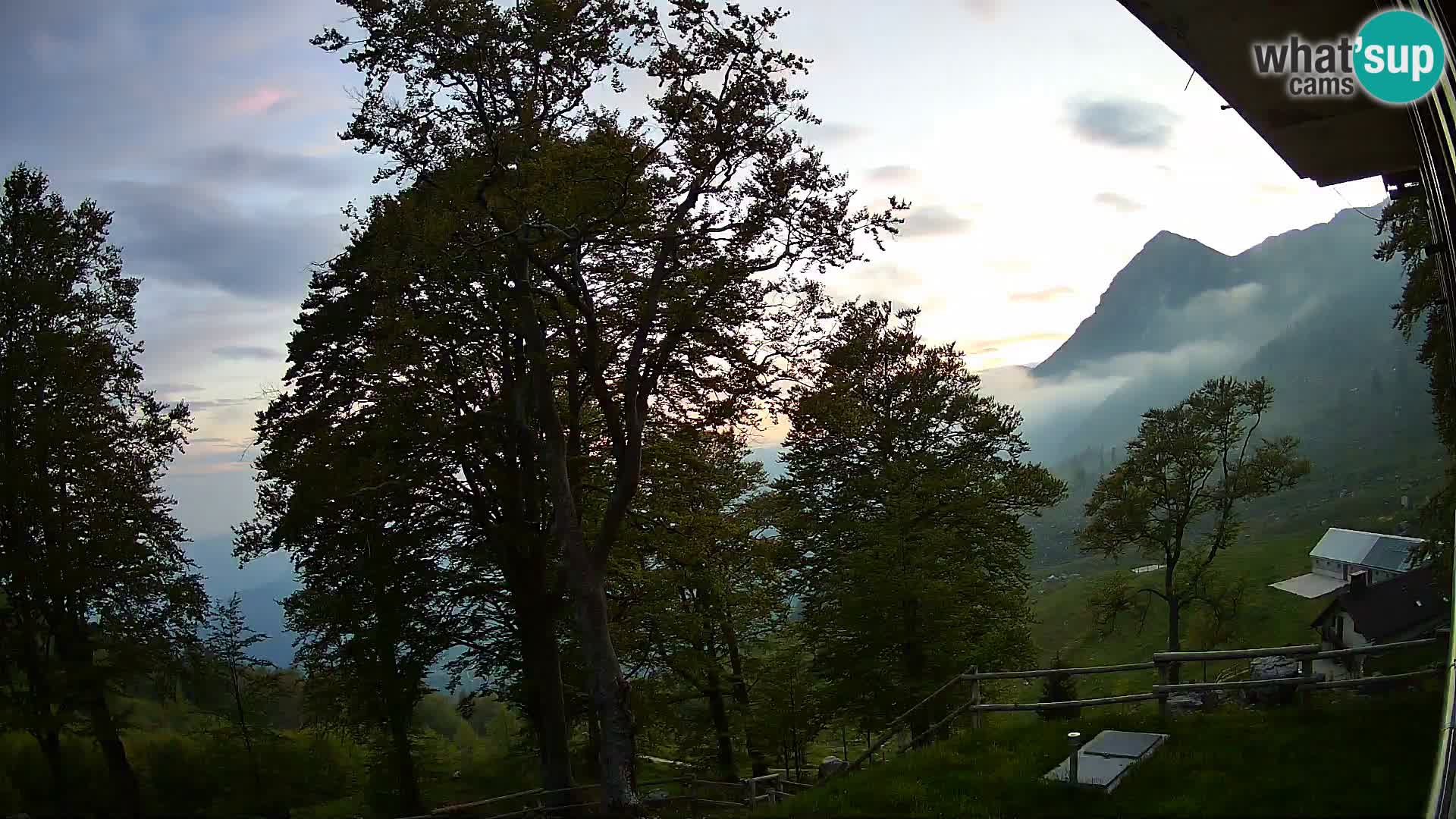 Cámara en vivo de la cabaña de montaña Planina Razor (1315) | vista hacia Tolminski Migovec