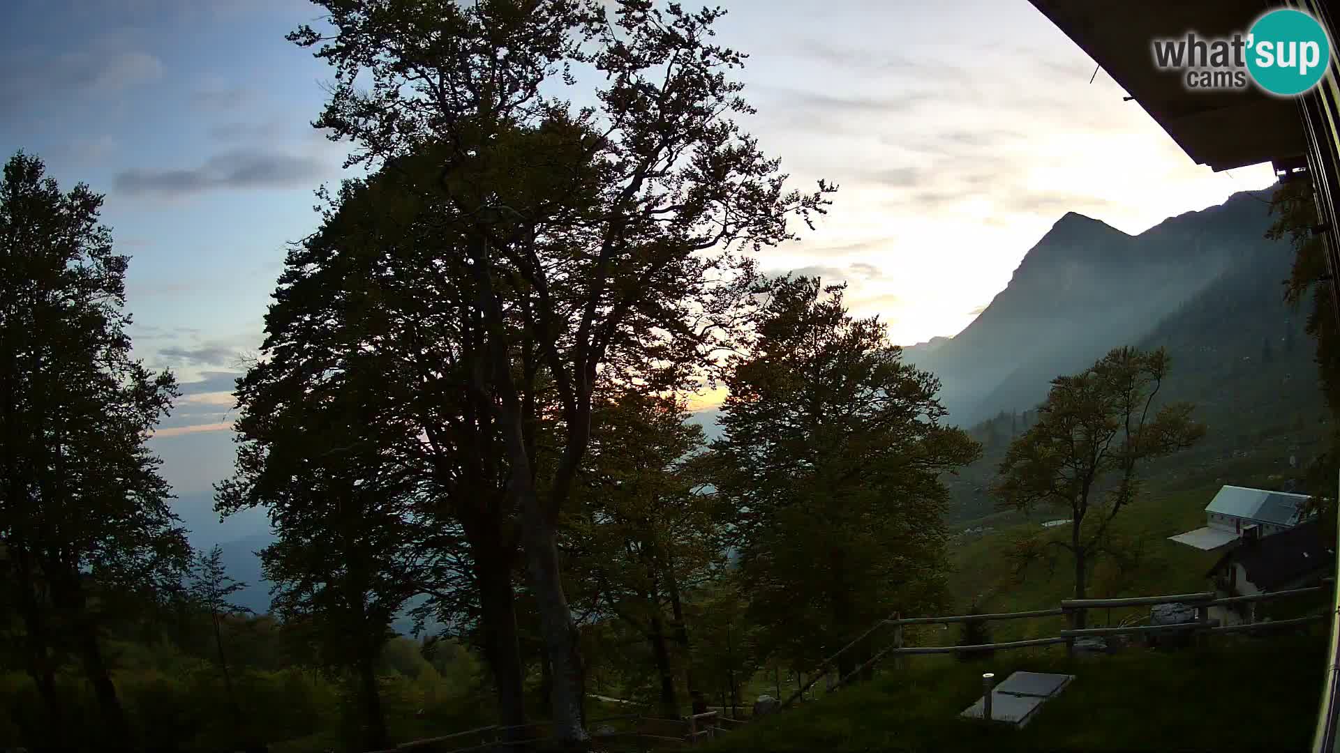 Planina Razor Mountain Hut live cam (1315) | view to Tolminski Migovec