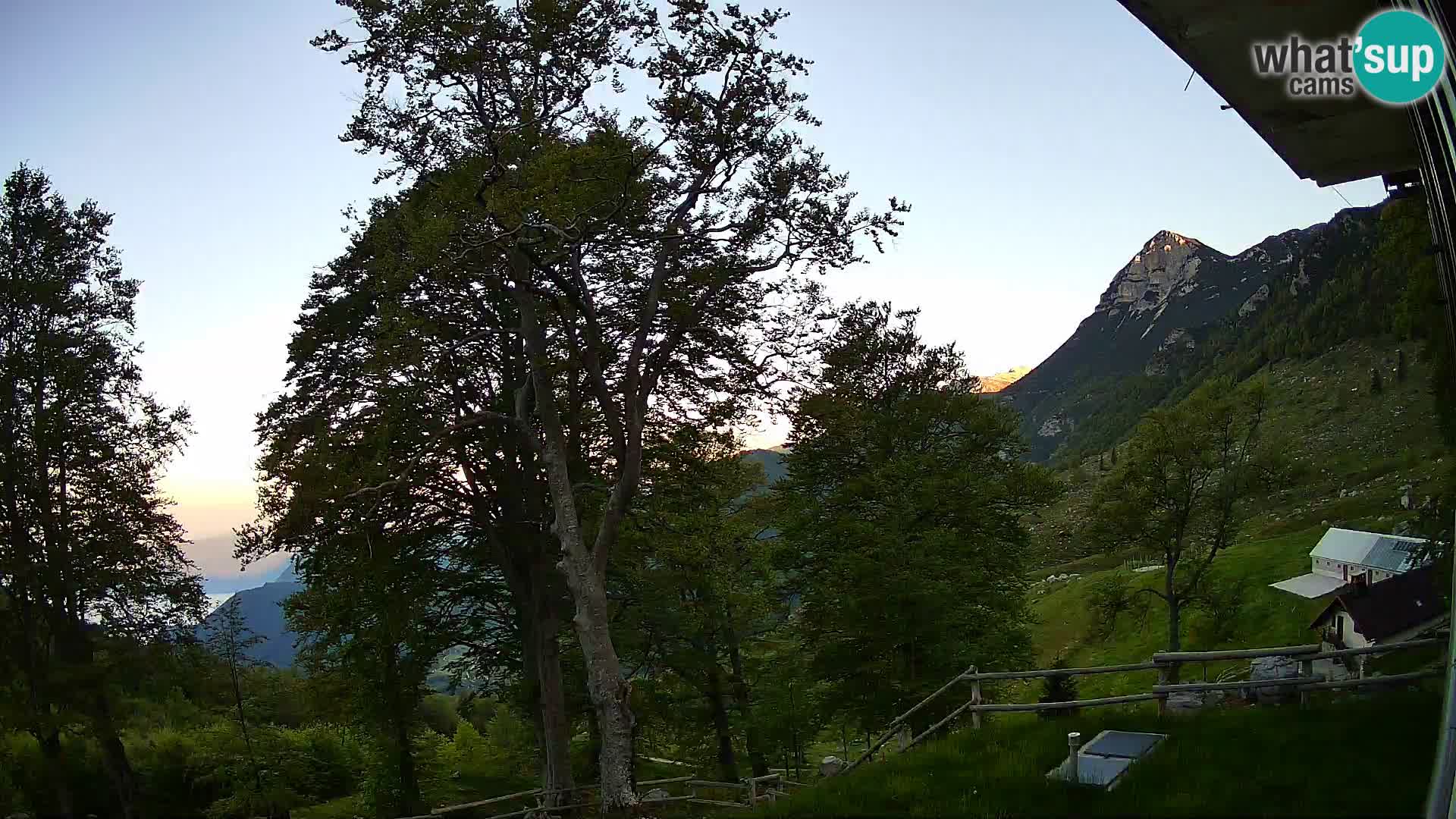 Planina Razor Bergütte Webcam (1315) | Blick auf Tolminski Migovec