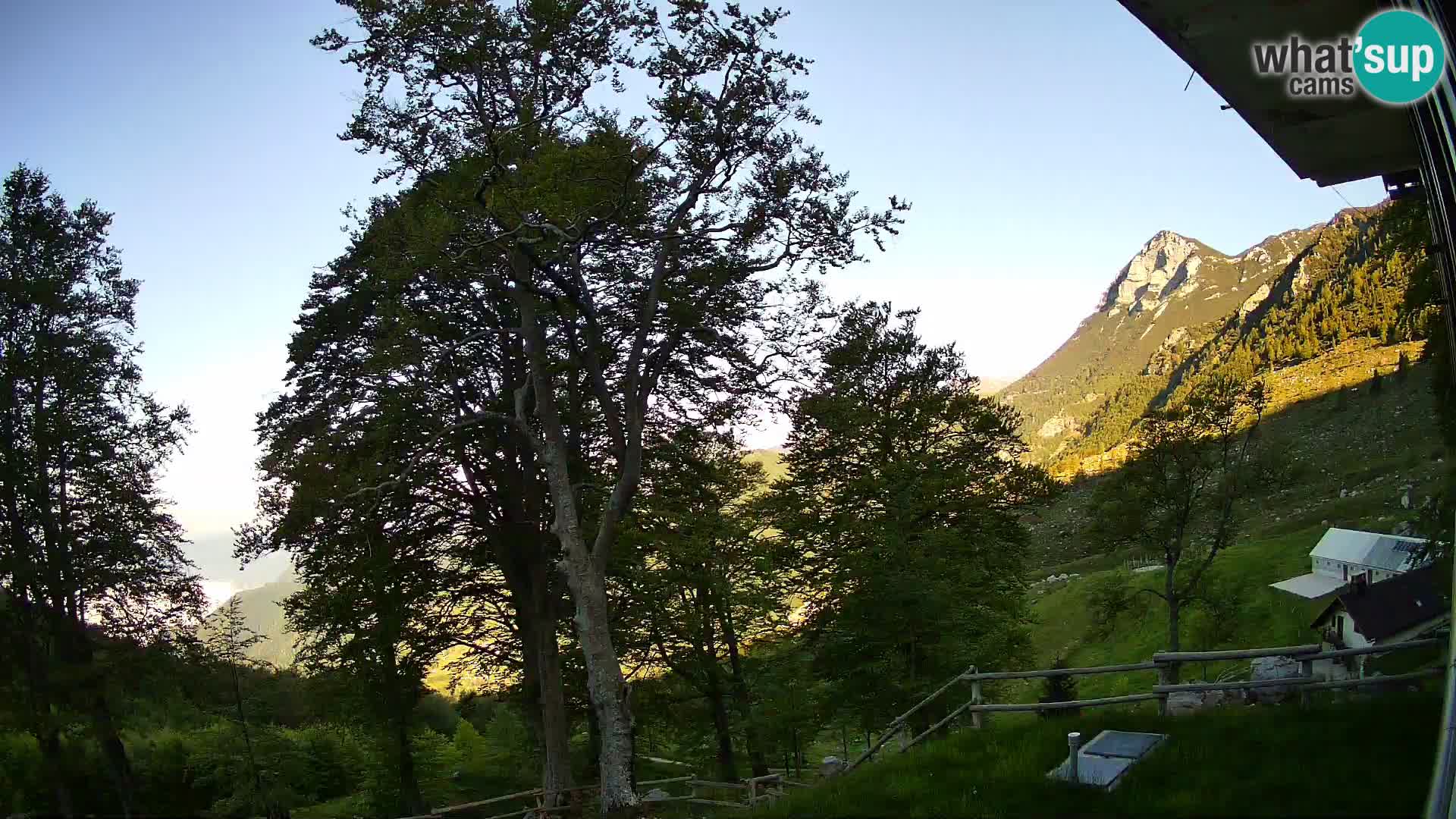 Planina Razor Bergütte Webcam (1315) | Blick auf Tolminski Migovec