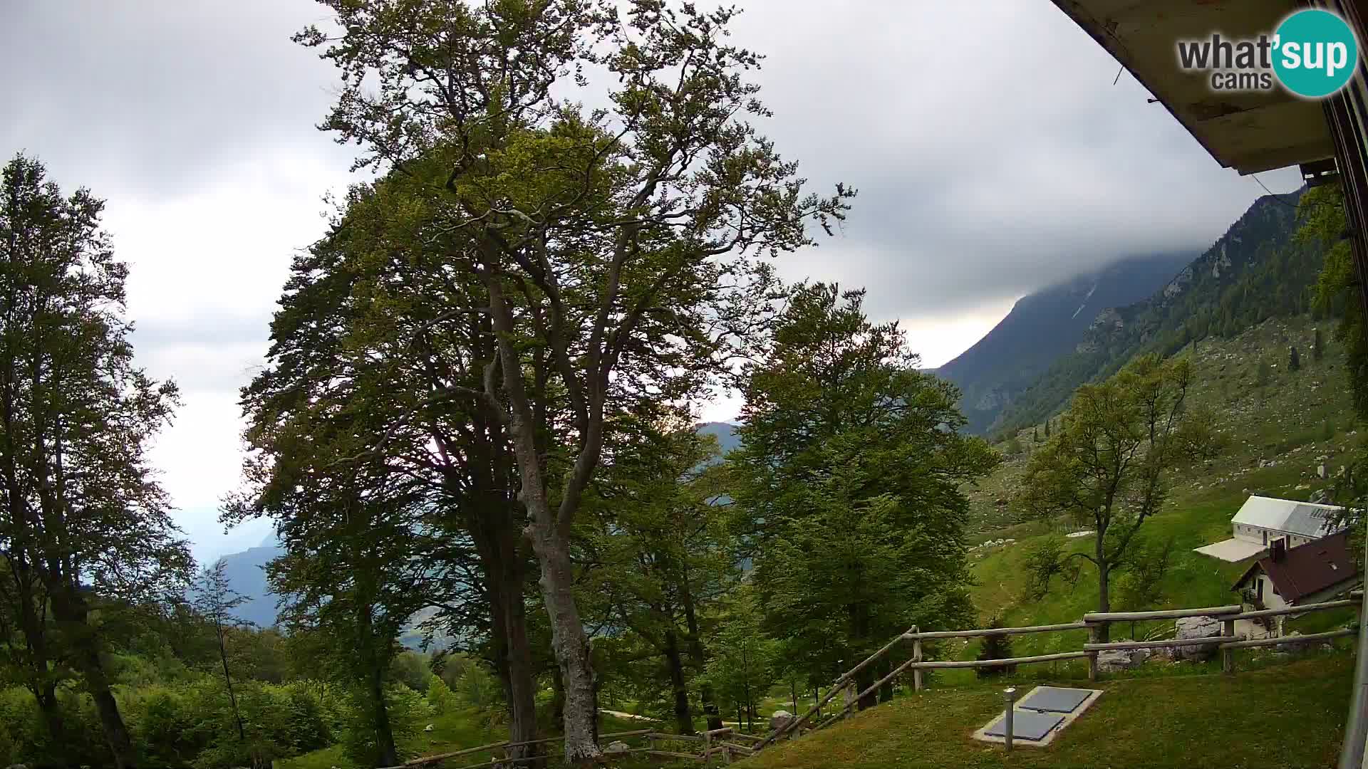 Refuge de la montagne Planina Razor caméra en direct (1315) | vue sur Tolminski Migovec