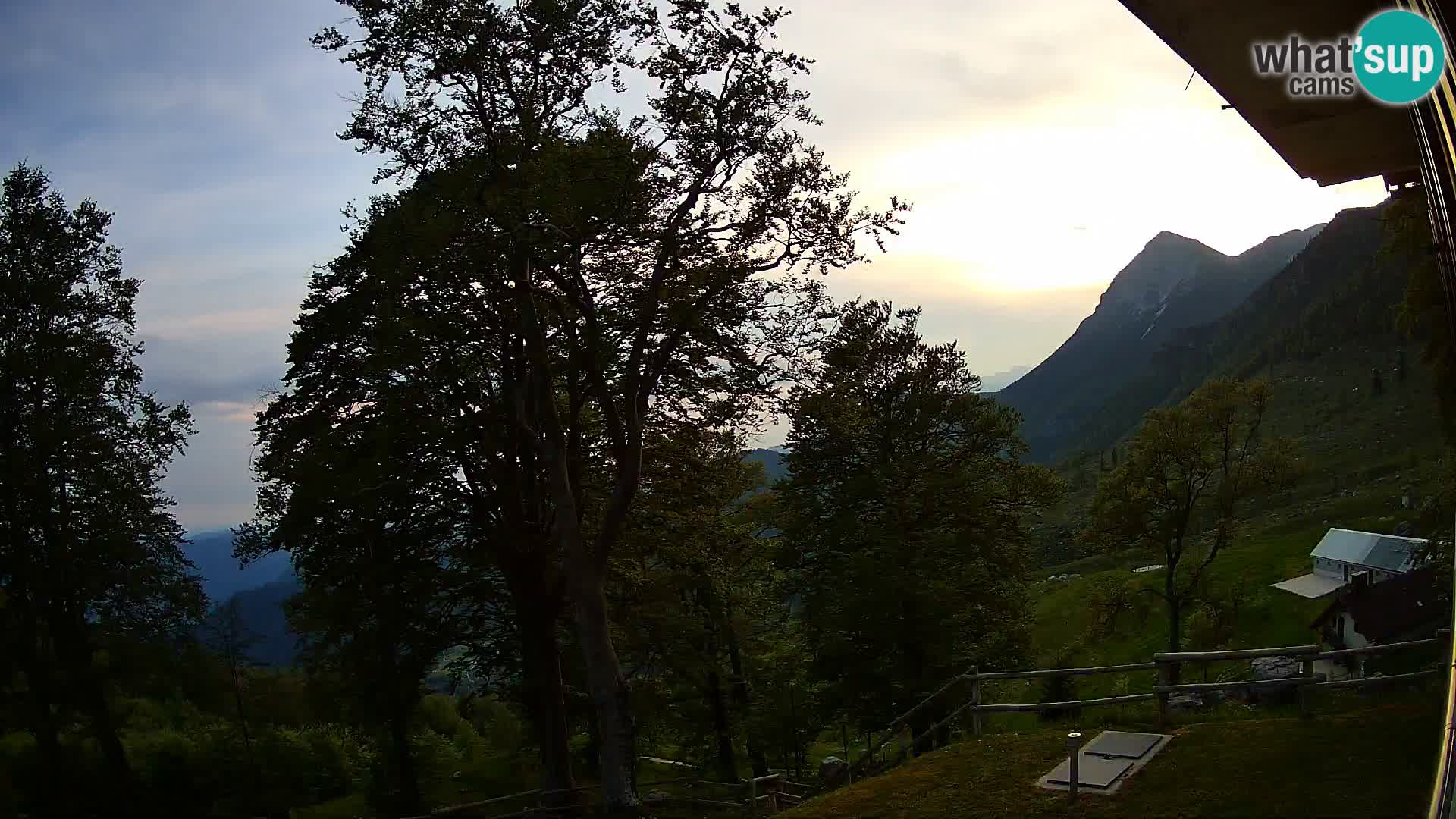 Koča na Planini Razor spletna kamera (1315) | Pogled na Tolminski Migovec