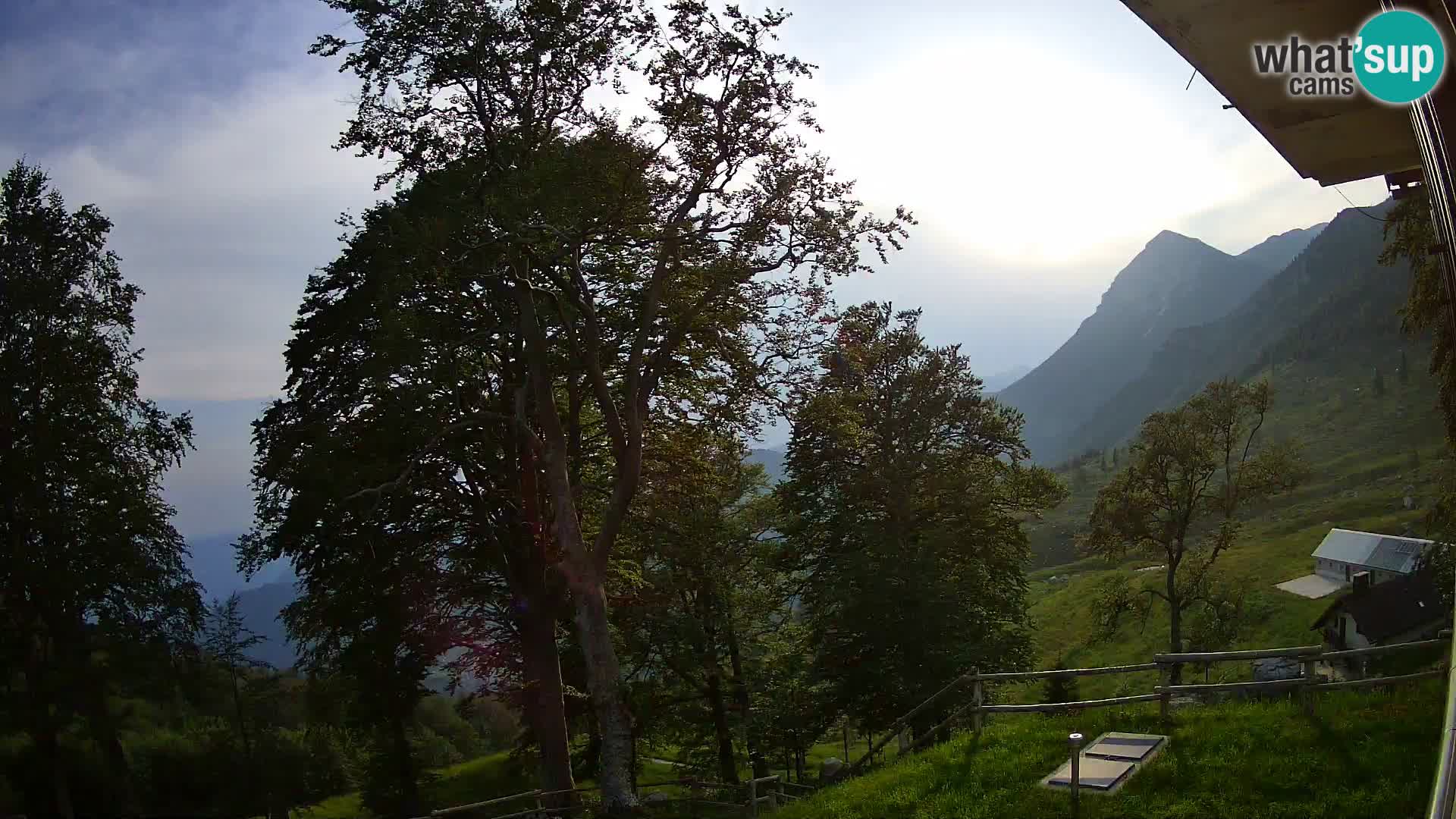 Planina Razor Mountain Hut live cam (1315) | view to Tolminski Migovec