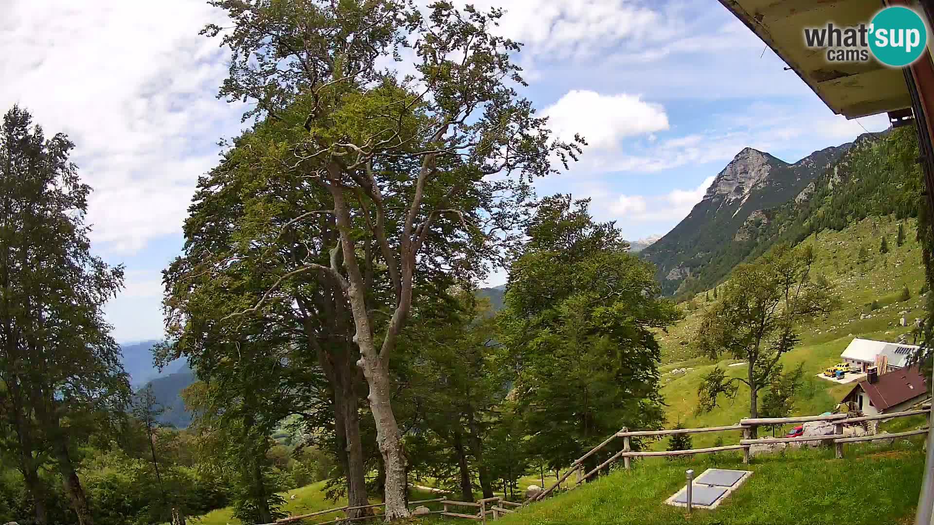 Cámara en vivo de la cabaña de montaña Planina Razor (1315) | vista hacia Tolminski Migovec