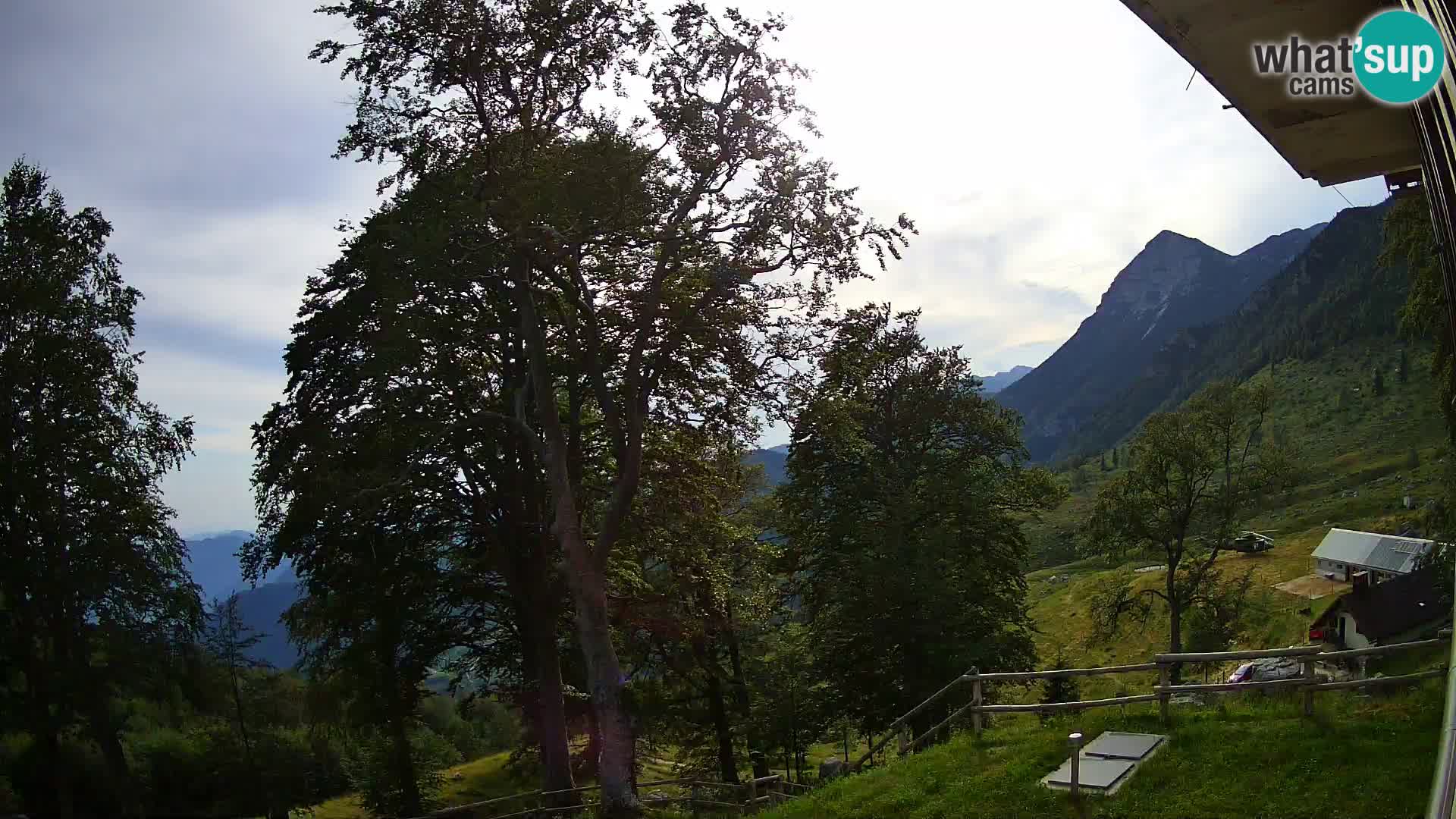 Koča na Planini Razor spletna kamera (1315) | Pogled na Tolminski Migovec