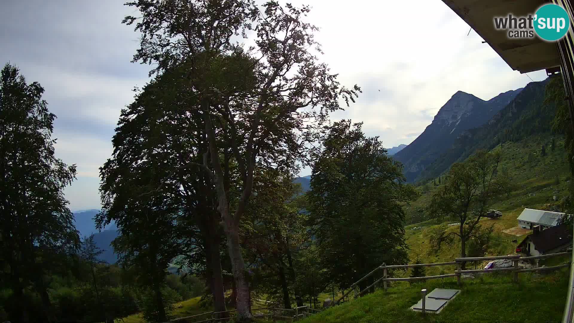 Koča na Planini Razor spletna kamera (1315) | Pogled na Tolminski Migovec
