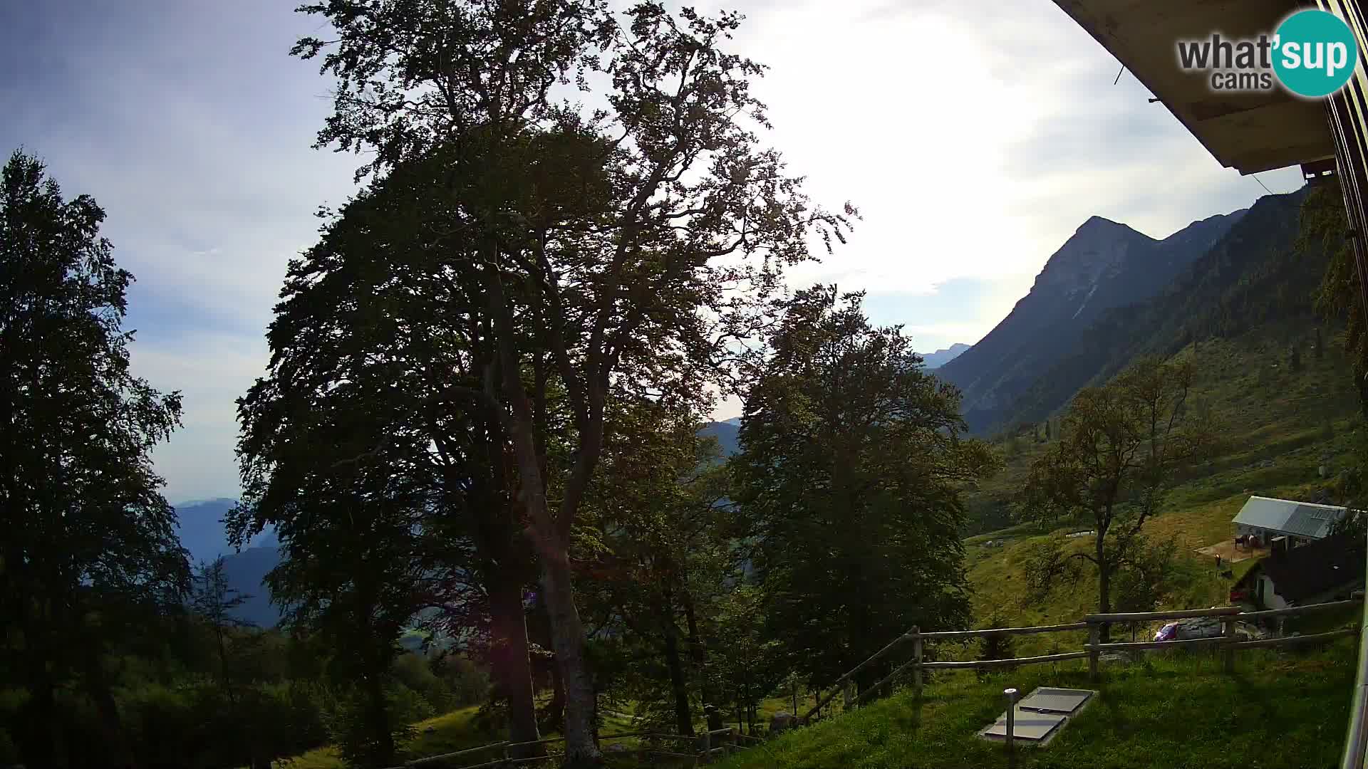 Koča na Planini Razor spletna kamera (1315) | Pogled na Tolminski Migovec