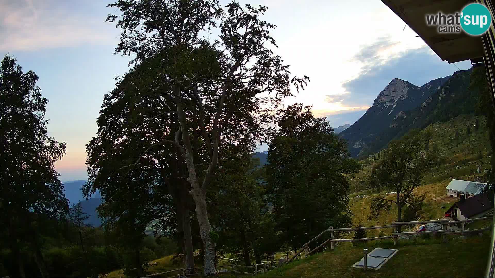 Cámara en vivo de la cabaña de montaña Planina Razor (1315) | vista hacia Tolminski Migovec