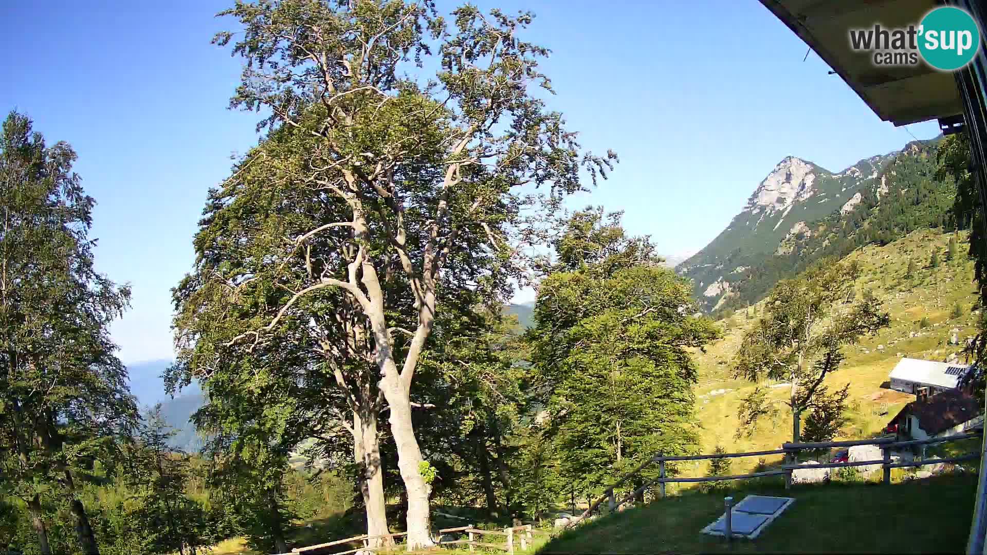 Planina Razor Mountain Hut live cam (1315) | view to Tolminski Migovec