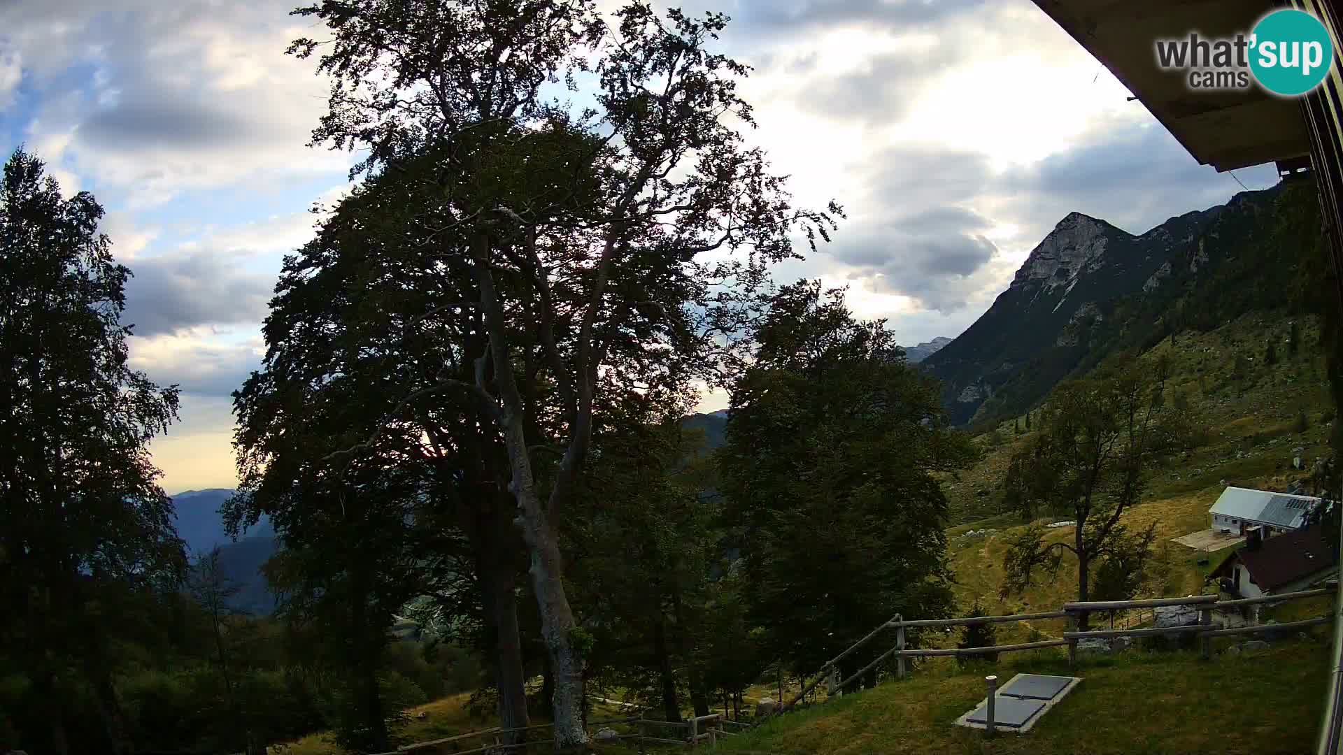 Koča na Planini Razor spletna kamera (1315) | Pogled na Tolminski Migovec