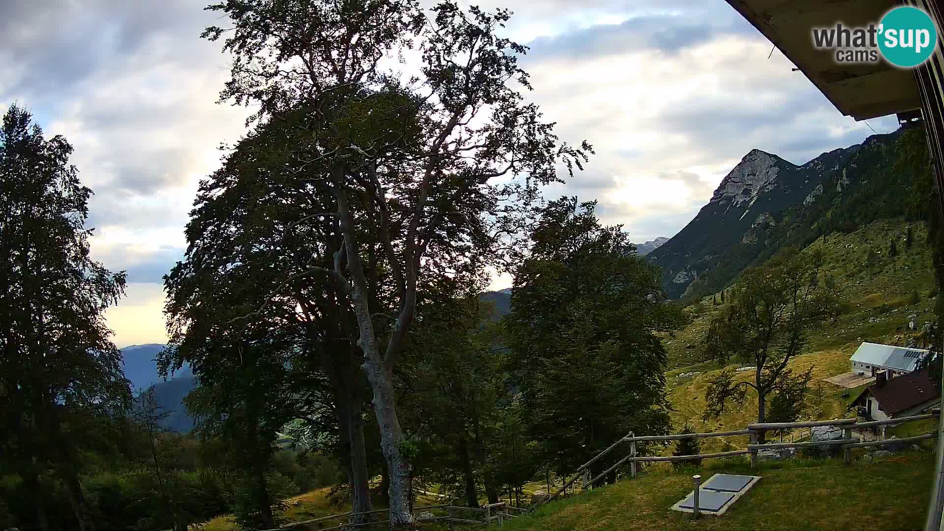 Cámara en vivo de la cabaña de montaña Planina Razor (1315) | vista hacia Tolminski Migovec