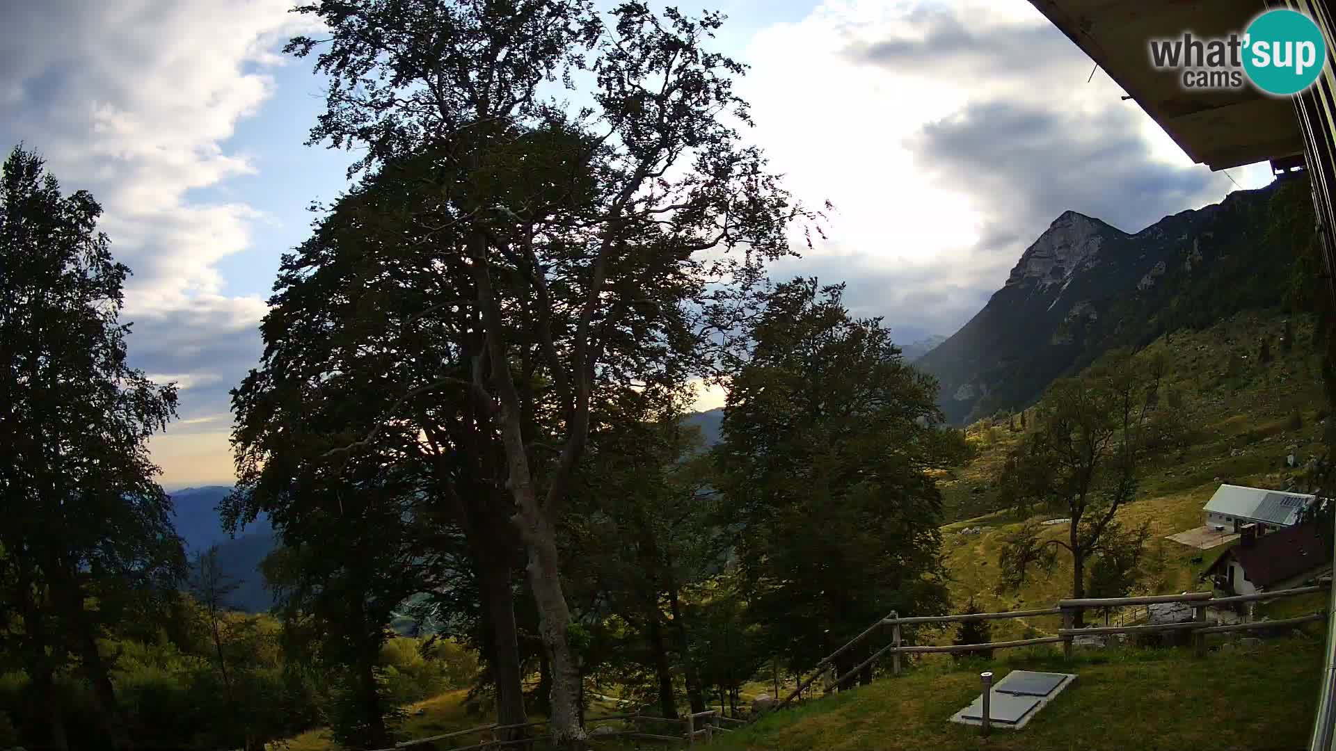Planina Razor Mountain Hut live cam (1315) | view to Tolminski Migovec