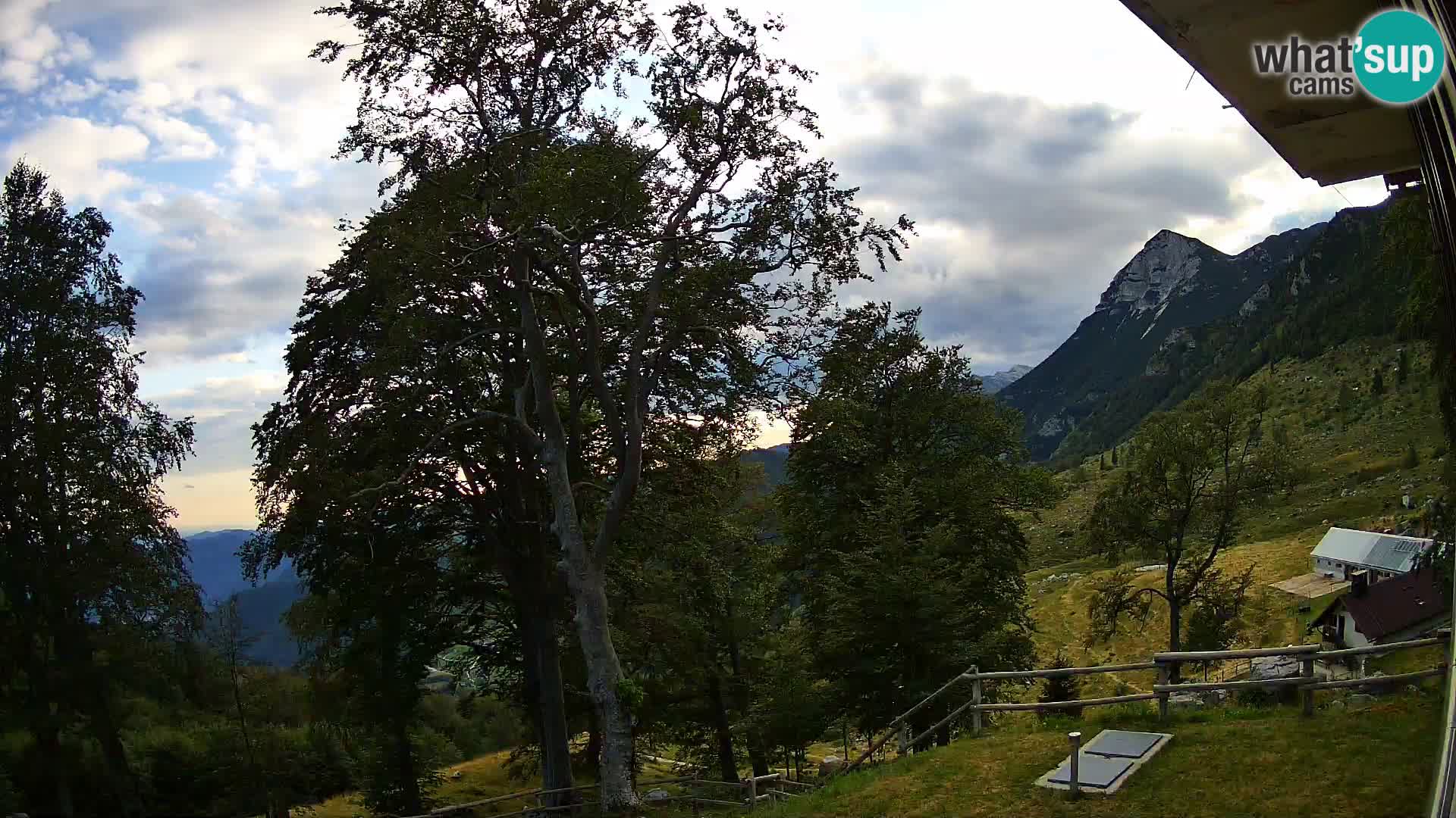 Baita di montagna Planina Razor webcam (1315) | vista su Tolminski Migovec