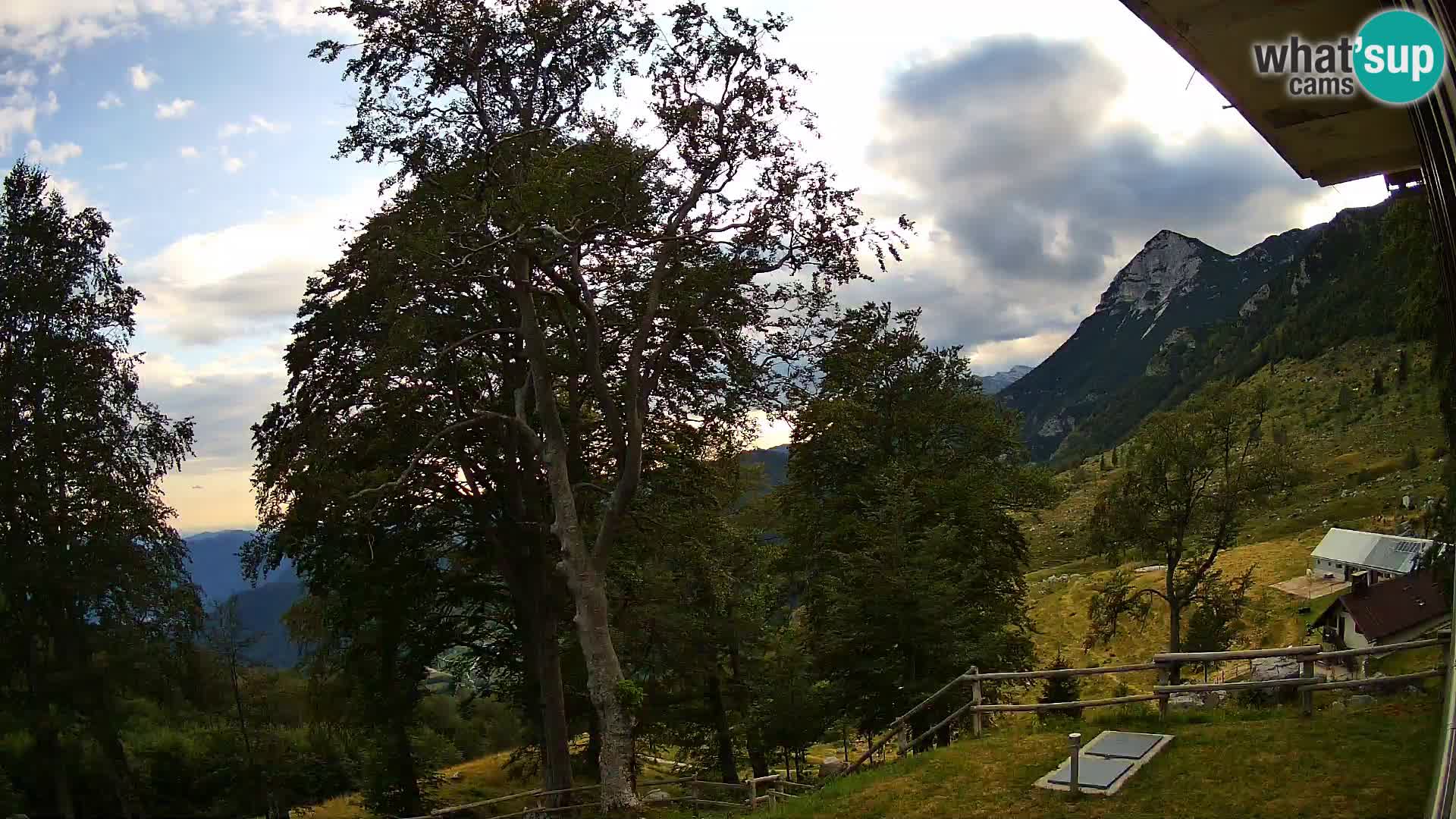 Planina Razor Bergütte Webcam (1315) | Blick auf Tolminski Migovec