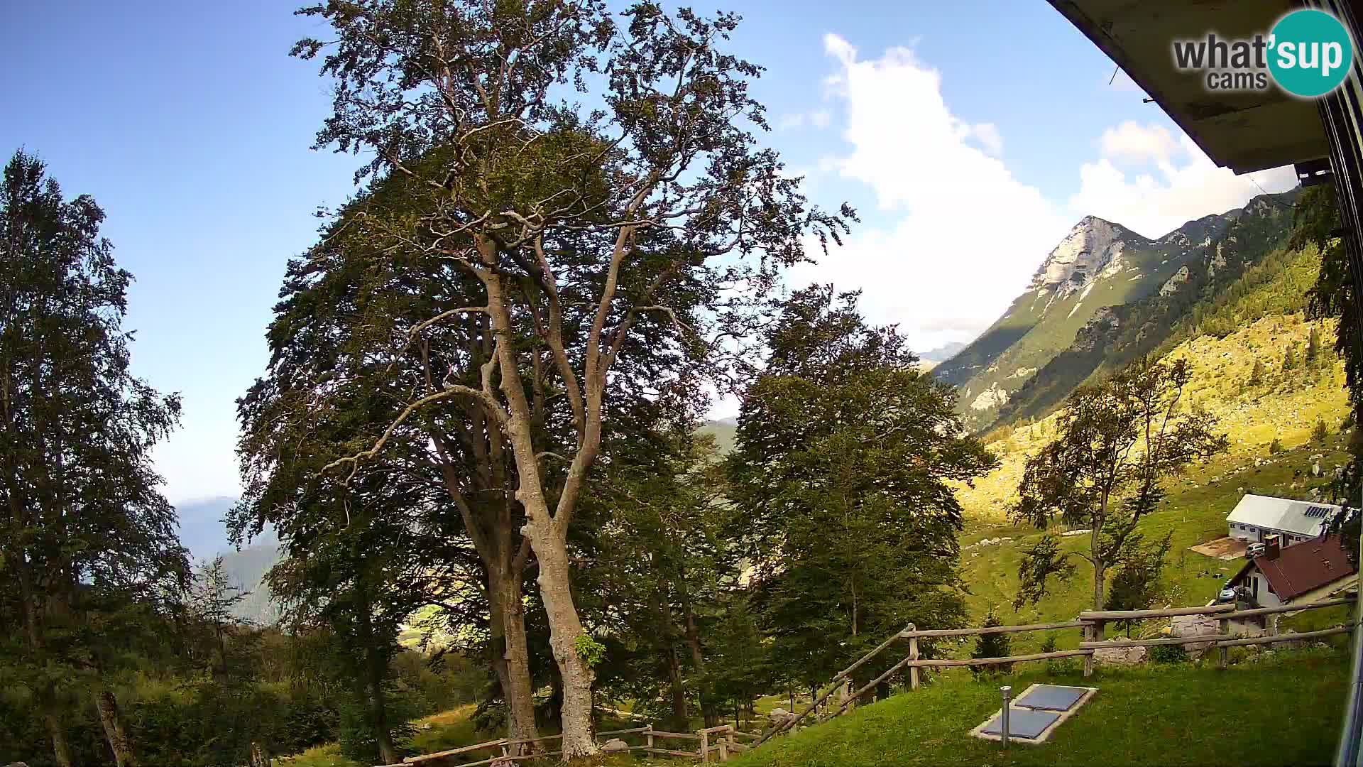 Cámara en vivo de la cabaña de montaña Planina Razor (1315) | vista hacia Tolminski Migovec