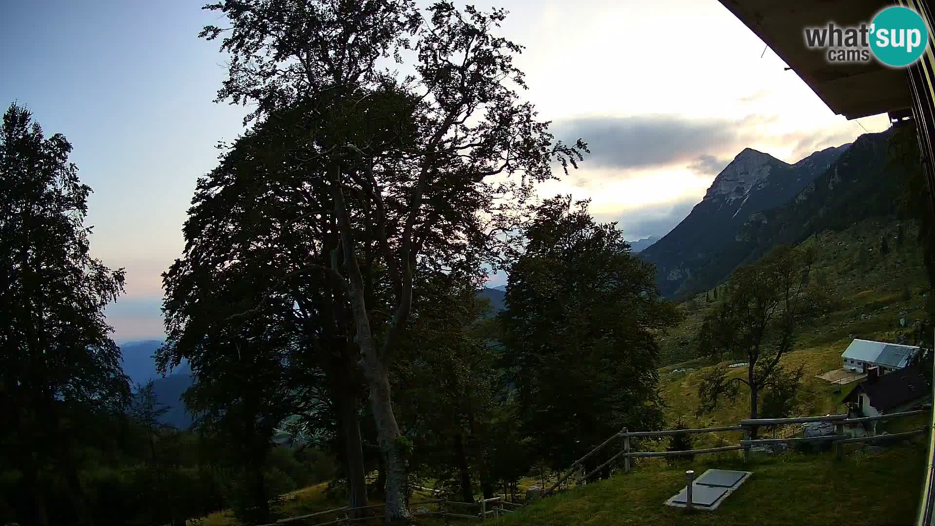 Koča na Planini Razor spletna kamera (1315) | Pogled na Tolminski Migovec