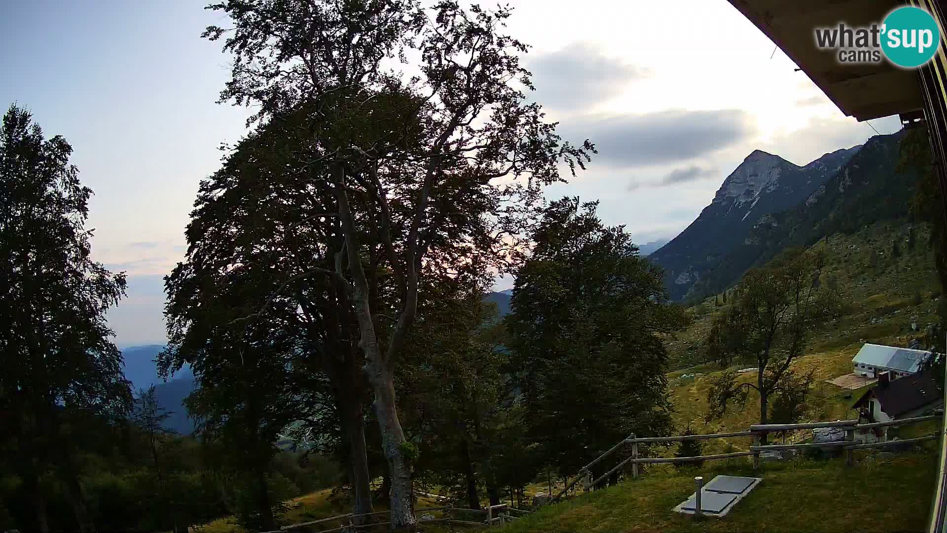 Planina Razor Bergütte Webcam (1315) | Blick auf Tolminski Migovec