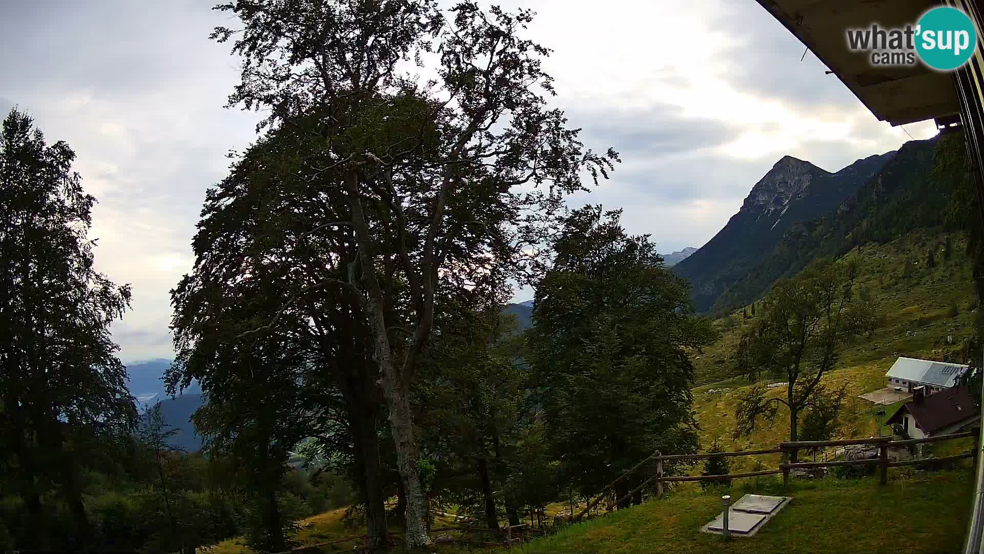 Refuge de la montagne Planina Razor caméra en direct (1315) | vue sur Tolminski Migovec