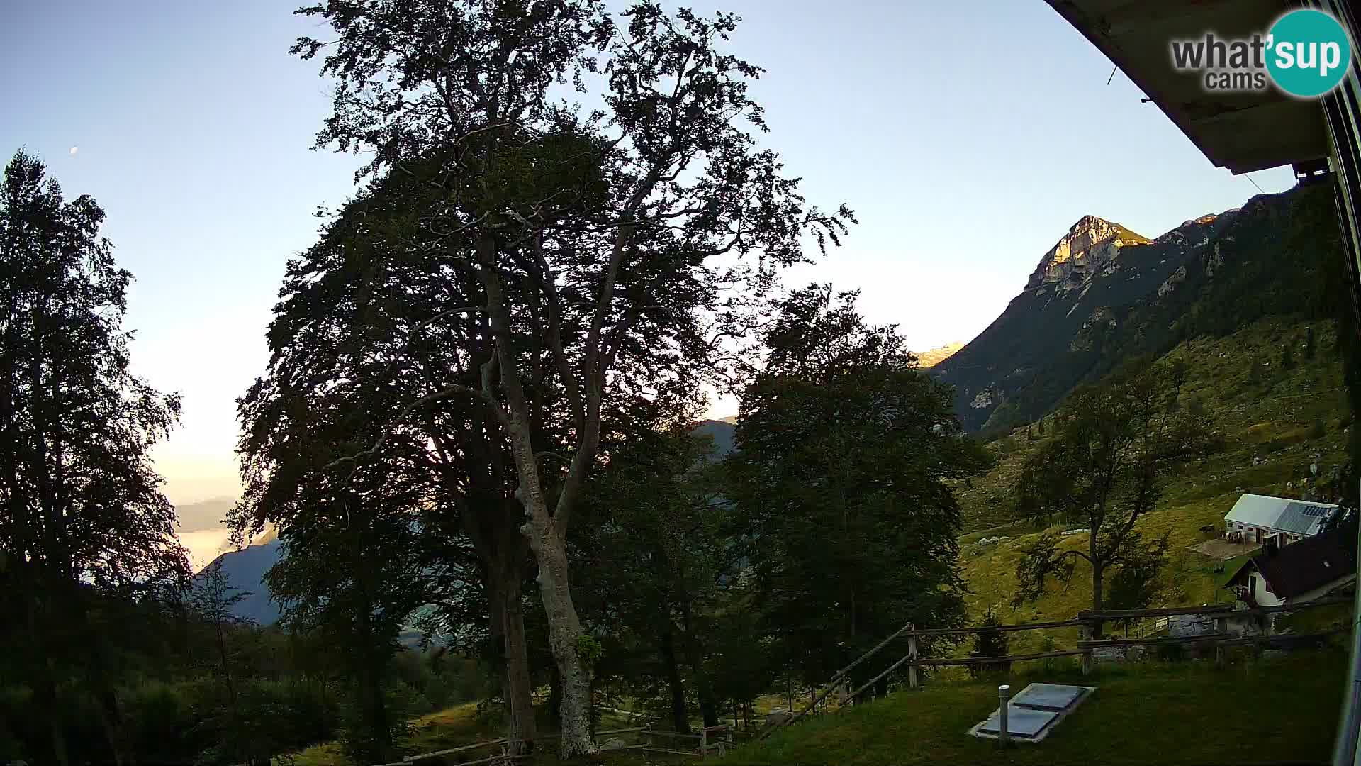 Cámara en vivo de la cabaña de montaña Planina Razor (1315) | vista hacia Tolminski Migovec