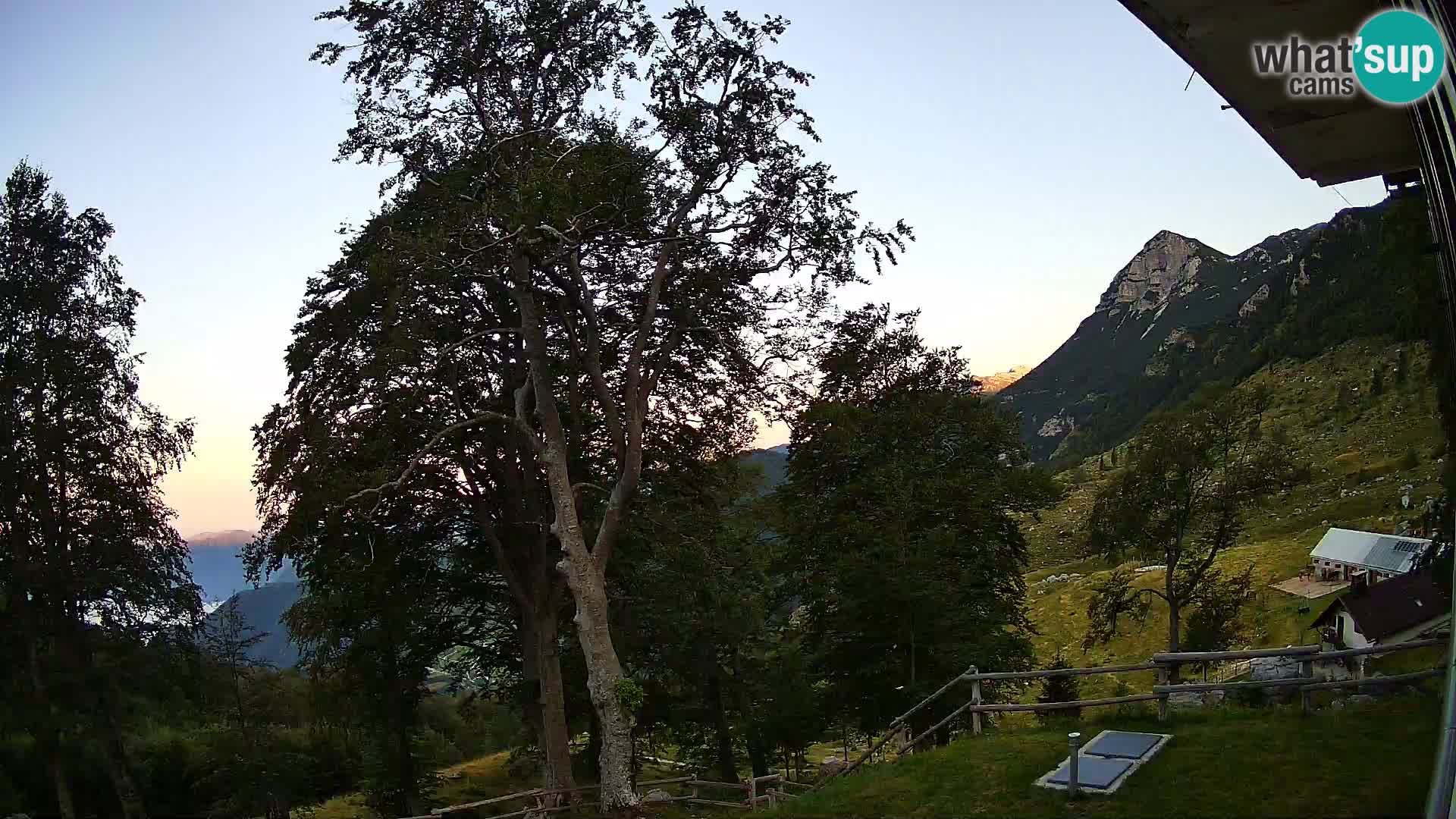 Planinarski dom na planini Razor (1315) | Pogled na Tolminski Migovec