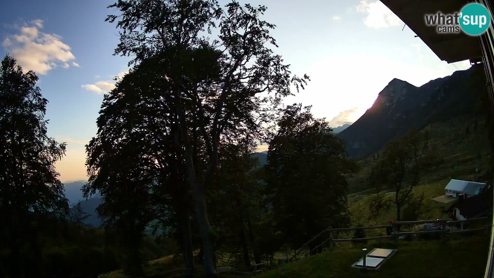 Cámara en vivo de la cabaña de montaña Planina Razor (1315) | vista hacia Tolminski Migovec