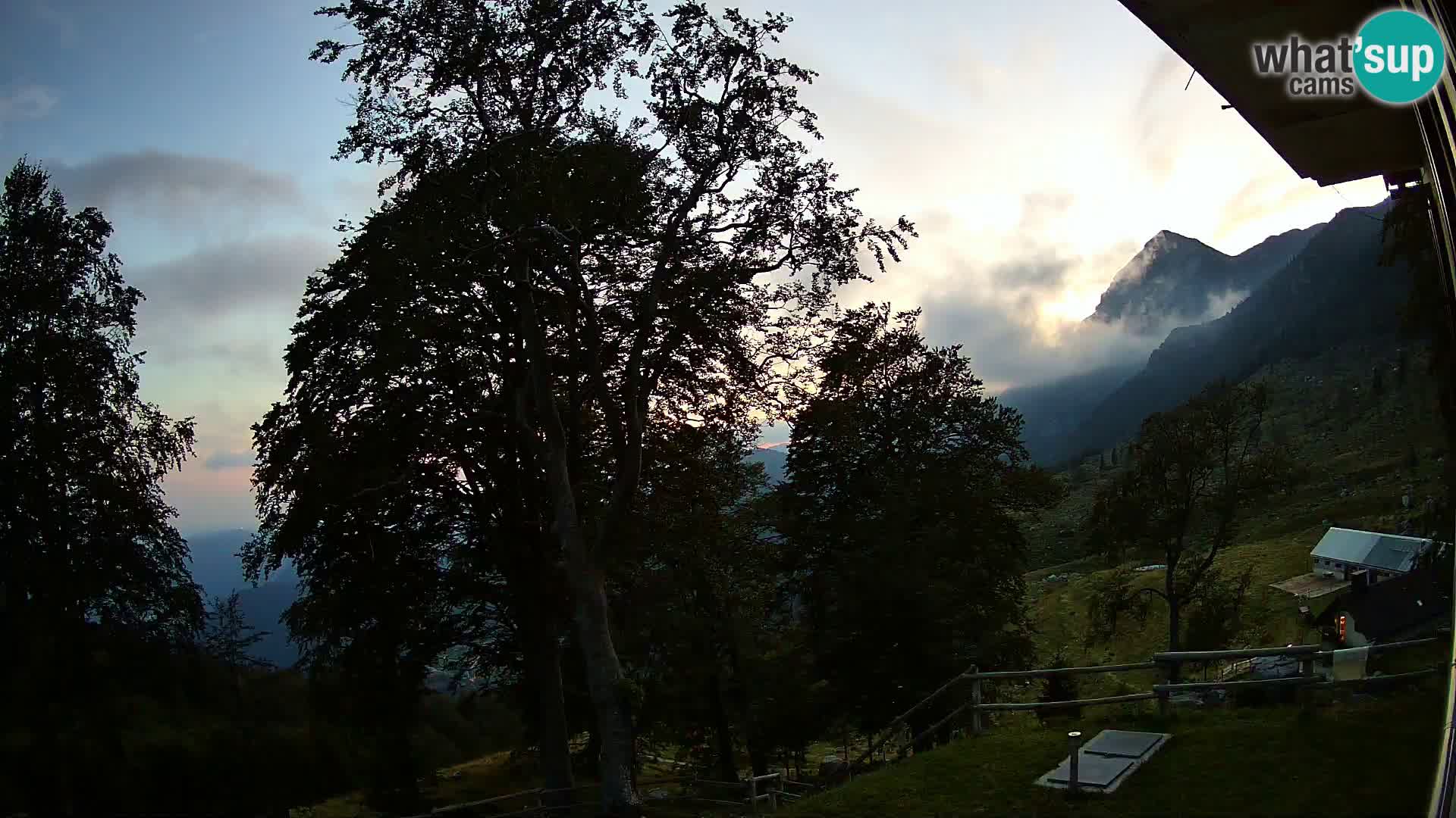 Planina Razor Bergütte Webcam (1315) | Blick auf Tolminski Migovec