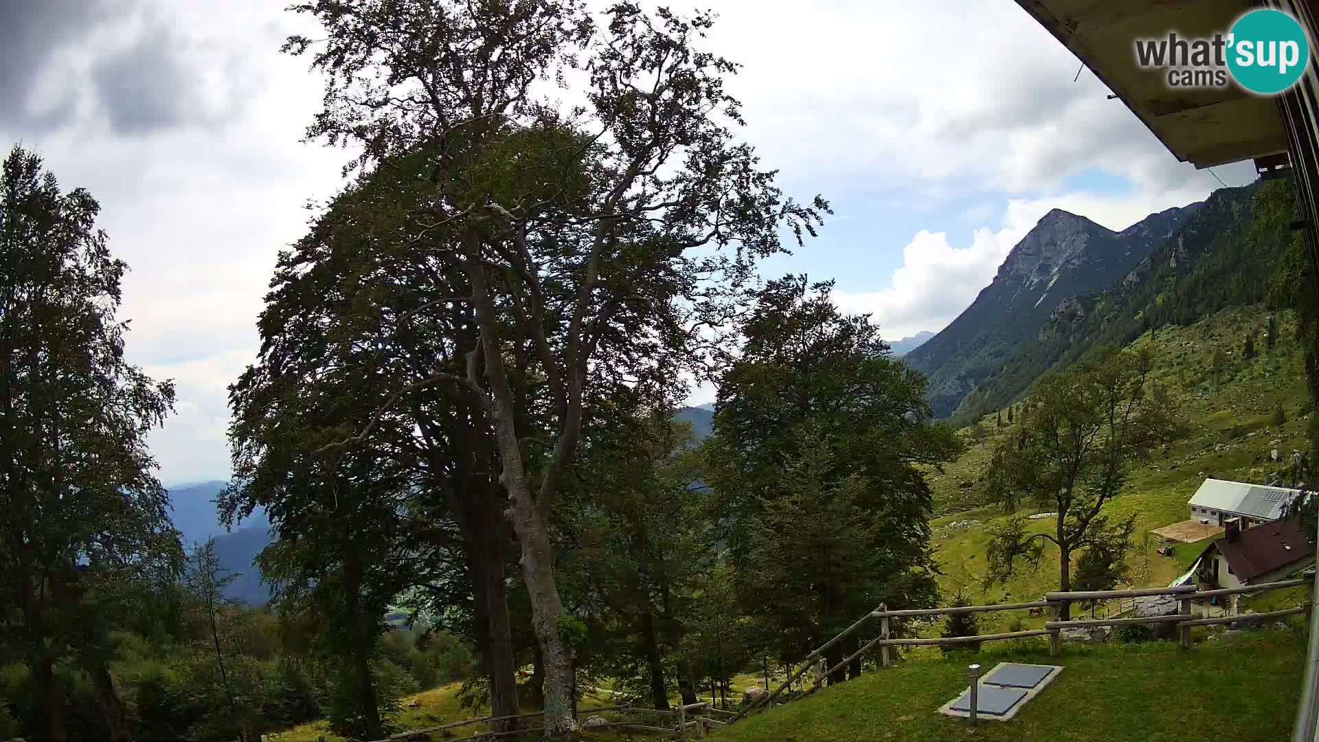 Cámara en vivo de la cabaña de montaña Planina Razor (1315) | vista hacia Tolminski Migovec