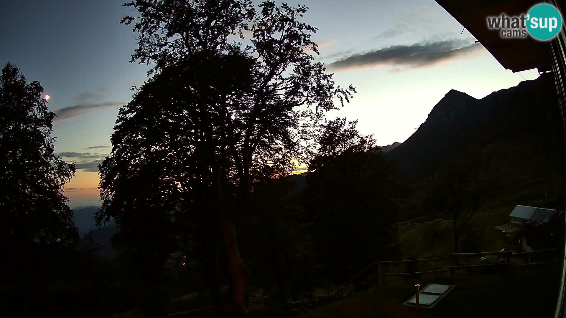 Planina Razor Mountain Hut live cam (1315) | view to Tolminski Migovec