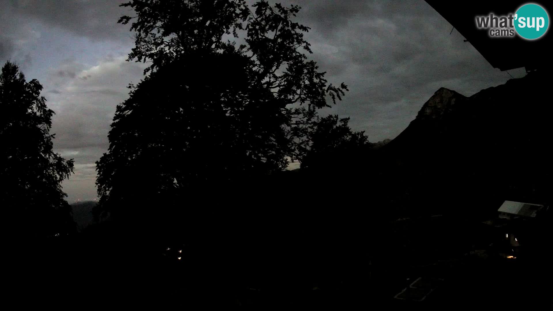 Cámara en vivo de la cabaña de montaña Planina Razor (1315) | vista hacia Tolminski Migovec