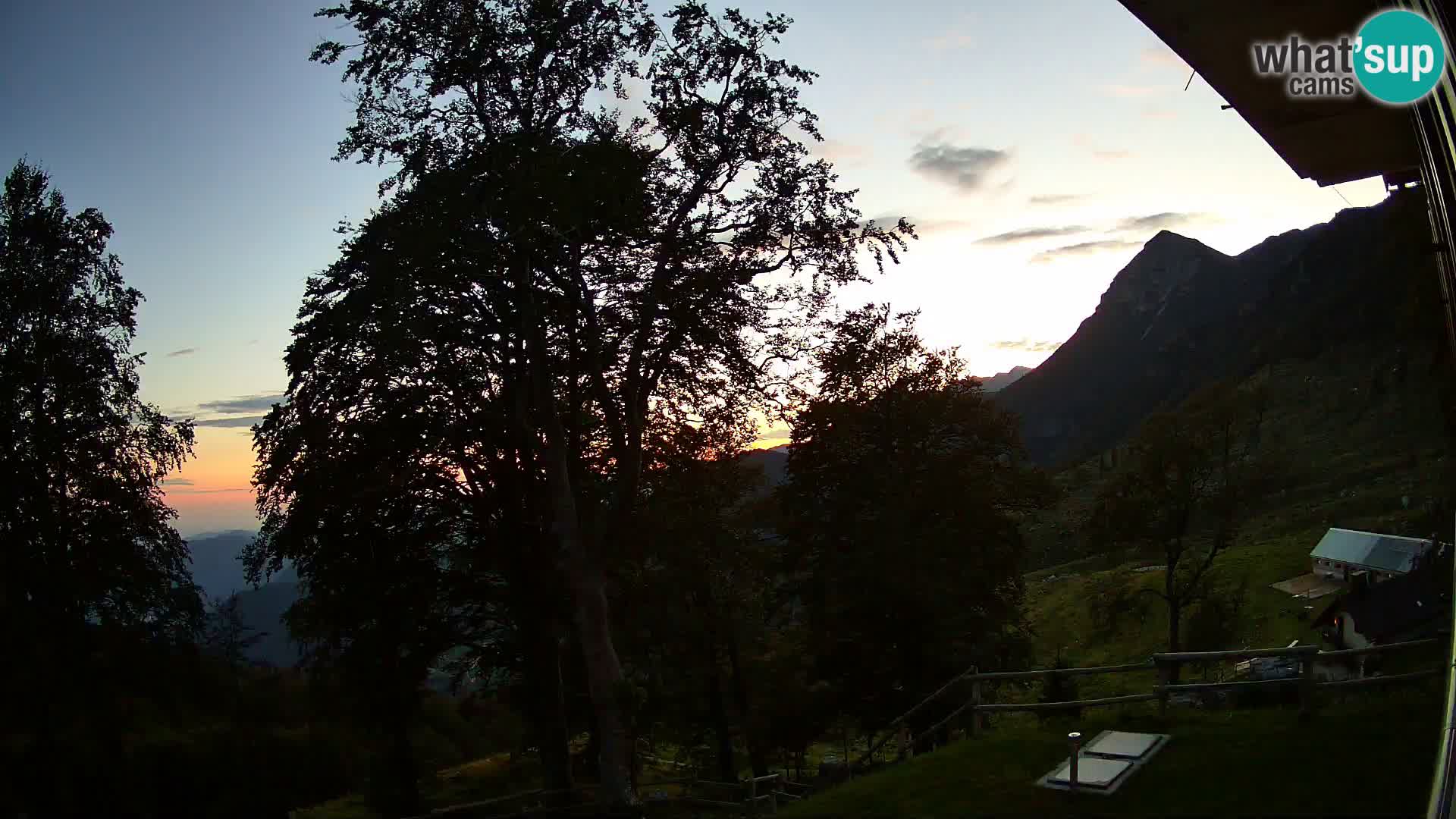Planina Razor Bergütte Webcam (1315) | Blick auf Tolminski Migovec