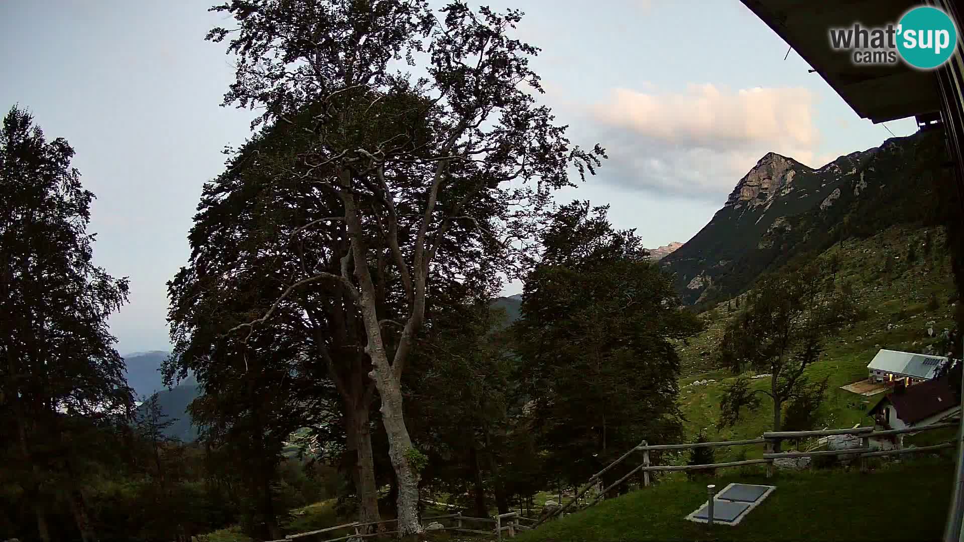 Cámara en vivo de la cabaña de montaña Planina Razor (1315) | vista hacia Tolminski Migovec