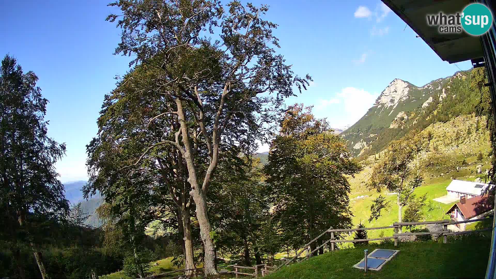 Cámara en vivo de la cabaña de montaña Planina Razor (1315) | vista hacia Tolminski Migovec