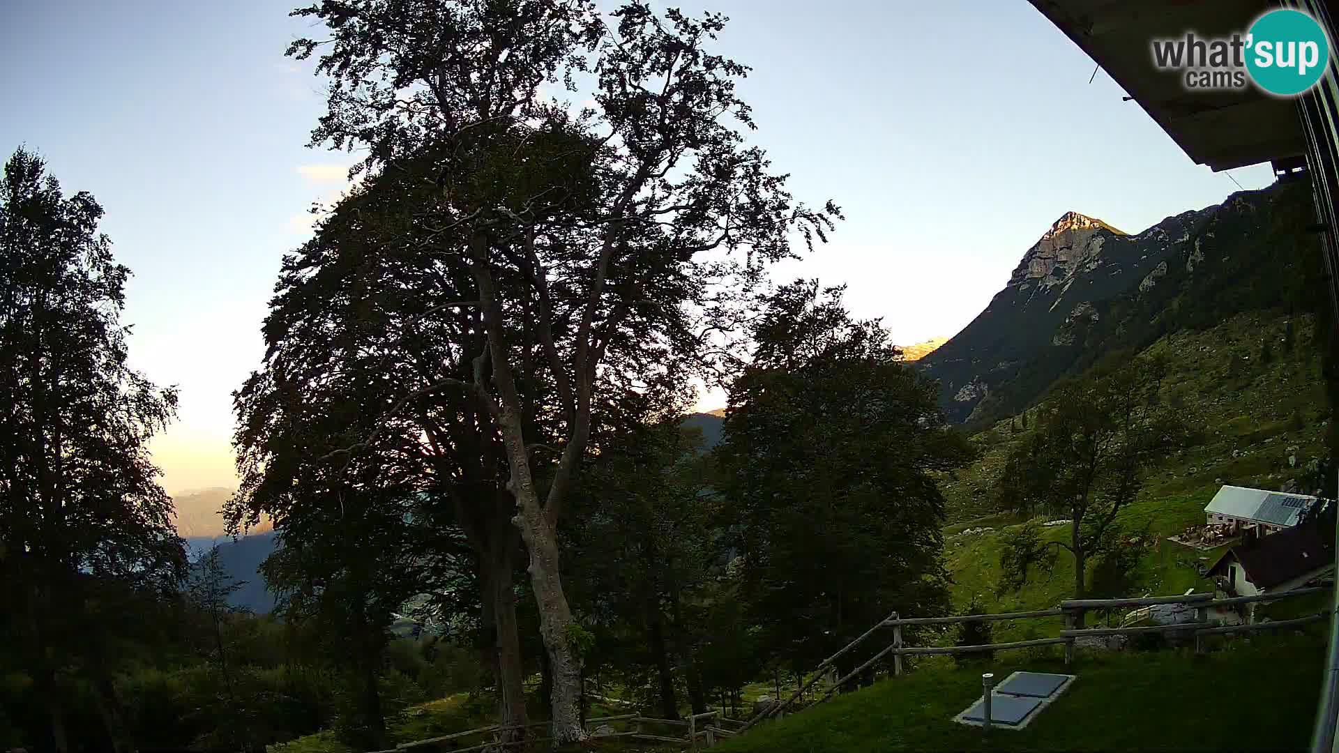 Baita di montagna Planina Razor webcam (1315) | vista su Tolminski Migovec
