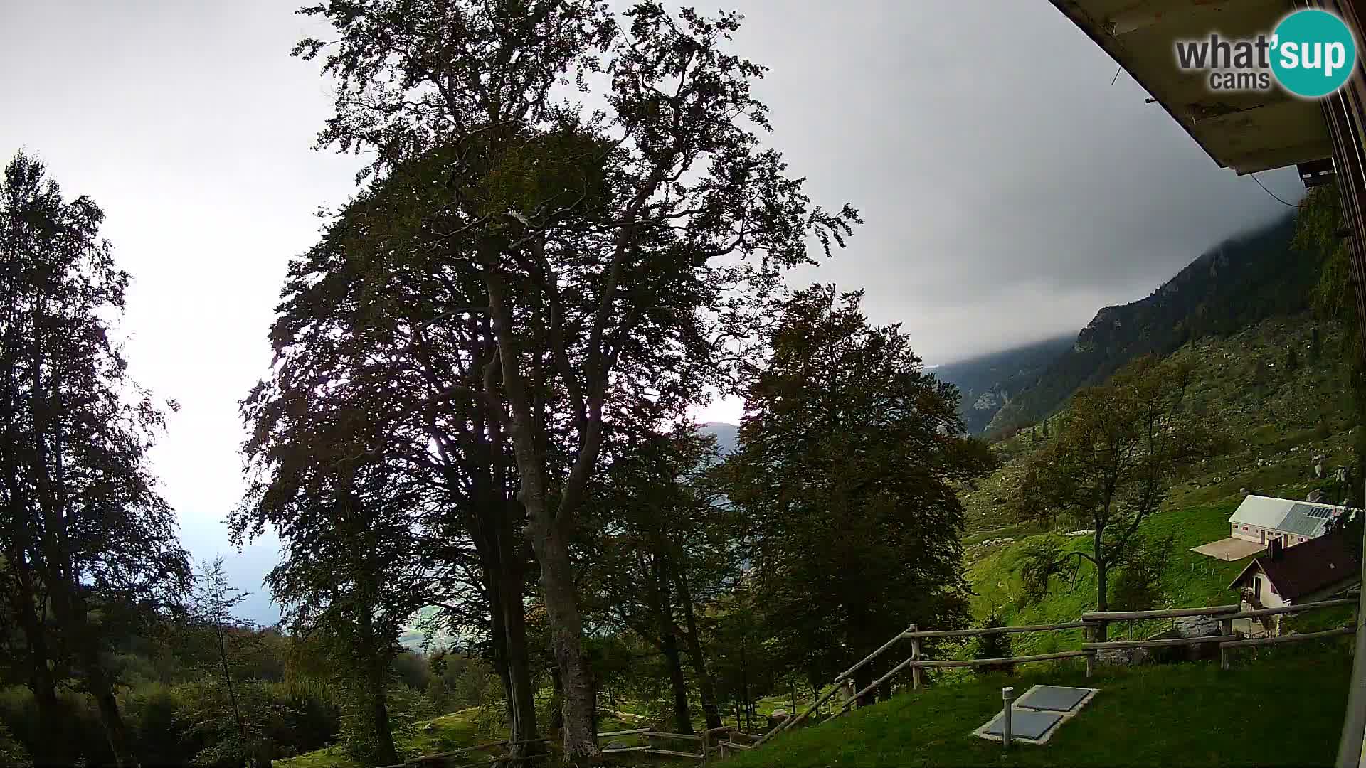 Baita di montagna Planina Razor webcam (1315) | vista su Tolminski Migovec