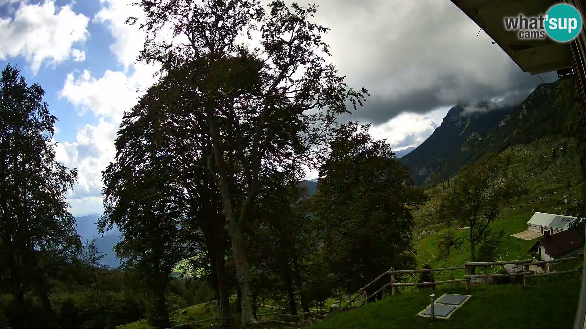 Cámara en vivo de la cabaña de montaña Planina Razor (1315) | vista hacia Tolminski Migovec