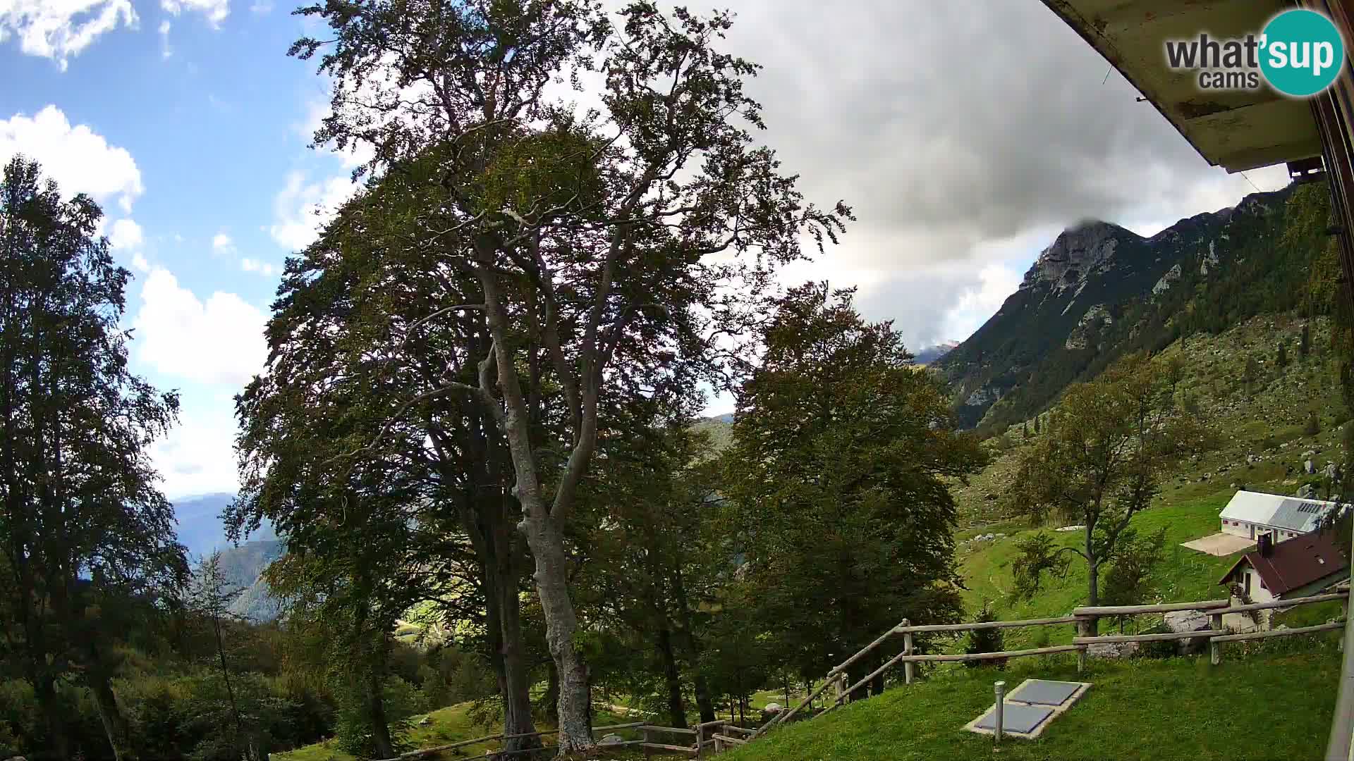 Cámara en vivo de la cabaña de montaña Planina Razor (1315) | vista hacia Tolminski Migovec