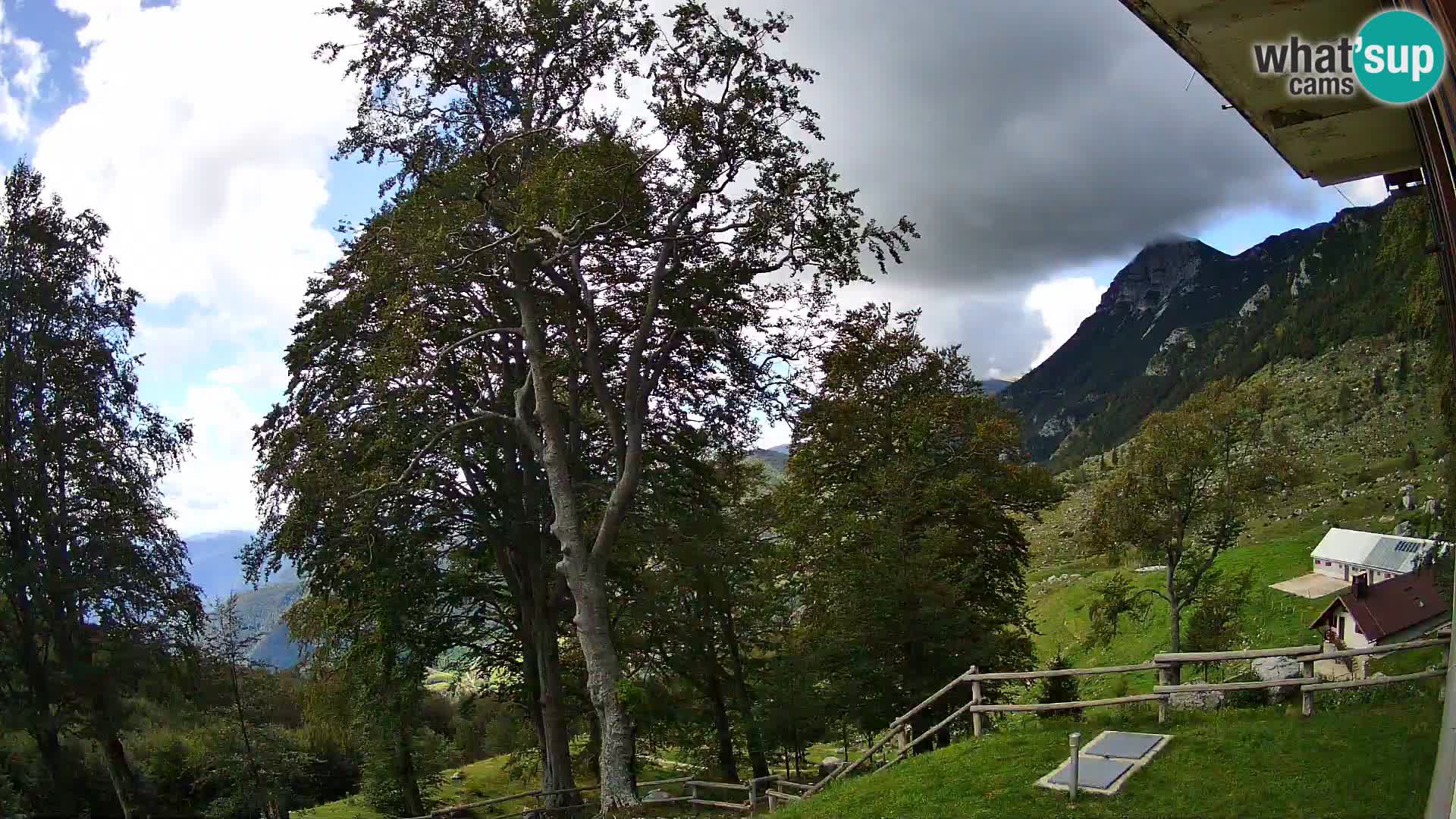 Cámara en vivo de la cabaña de montaña Planina Razor (1315) | vista hacia Tolminski Migovec