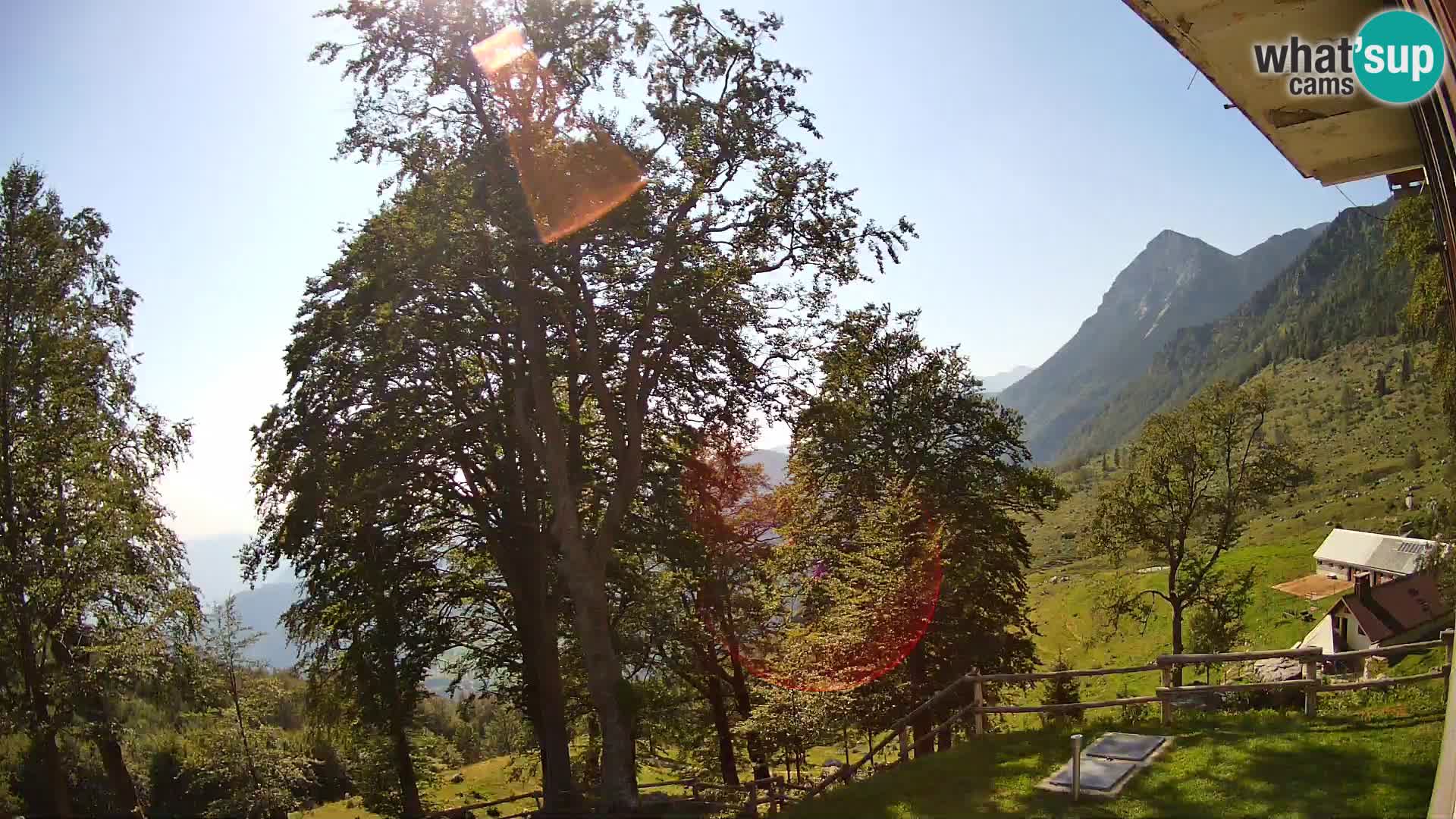 Koča na Planini Razor spletna kamera (1315) | Pogled na Tolminski Migovec