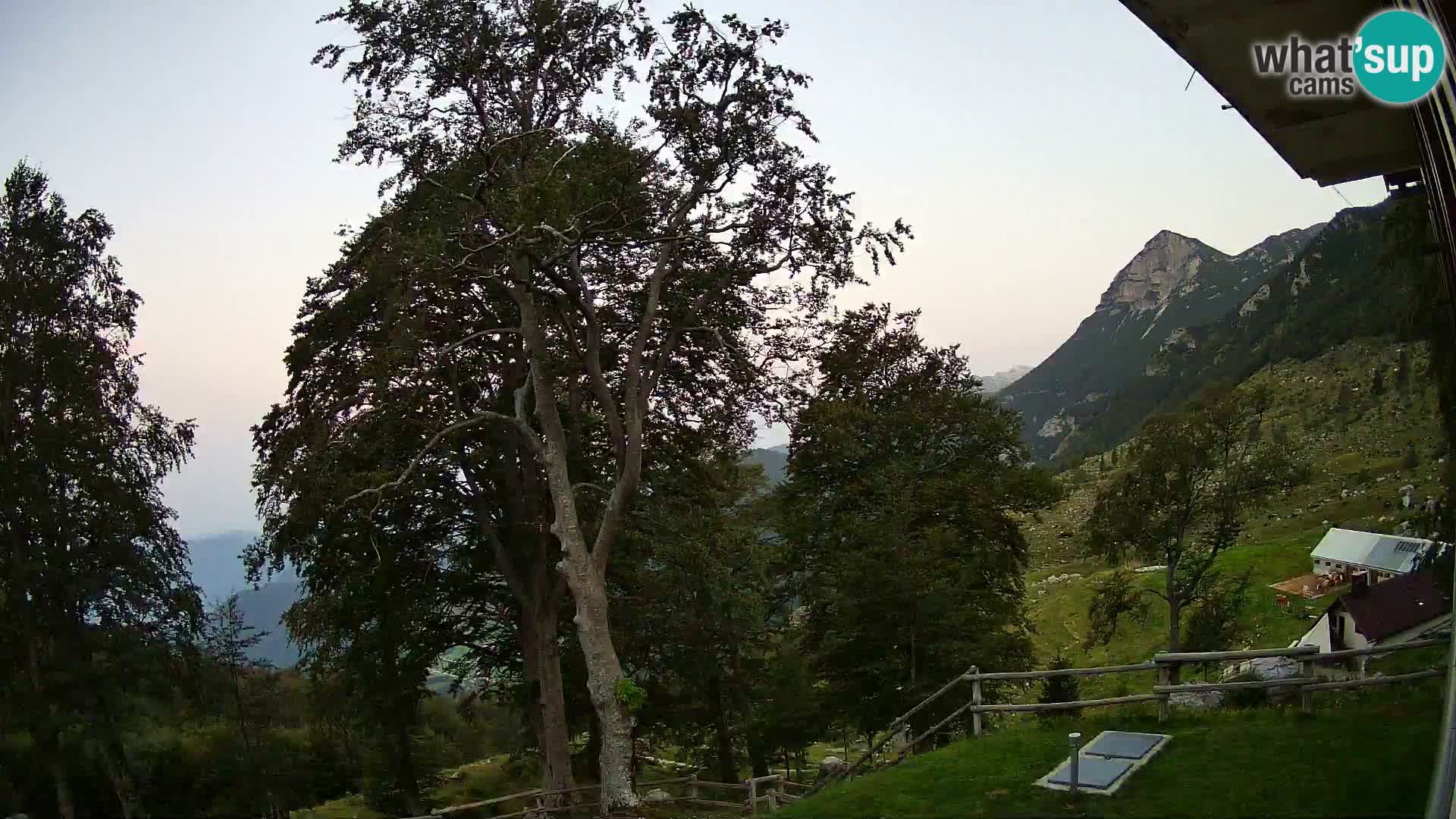Cámara en vivo de la cabaña de montaña Planina Razor (1315) | vista hacia Tolminski Migovec