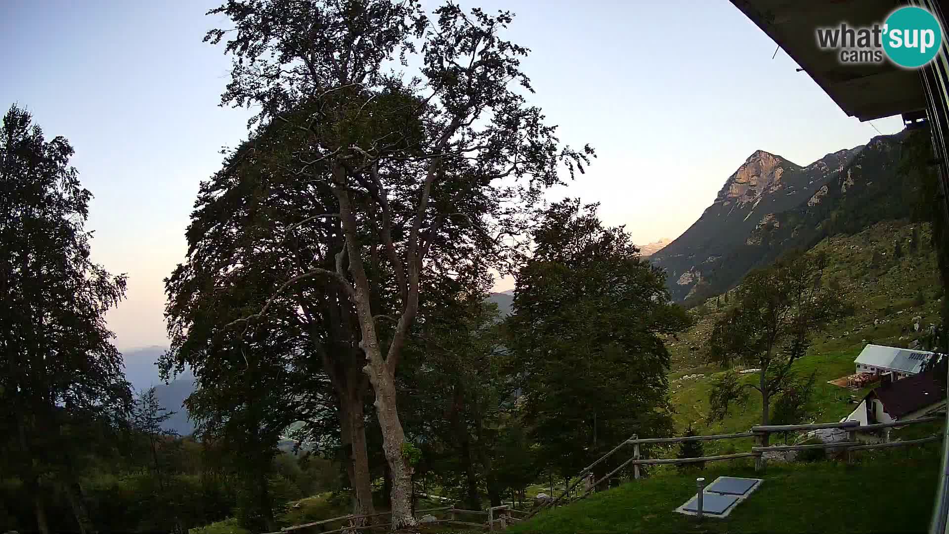 Planina Razor Bergütte Webcam (1315) | Blick auf Tolminski Migovec