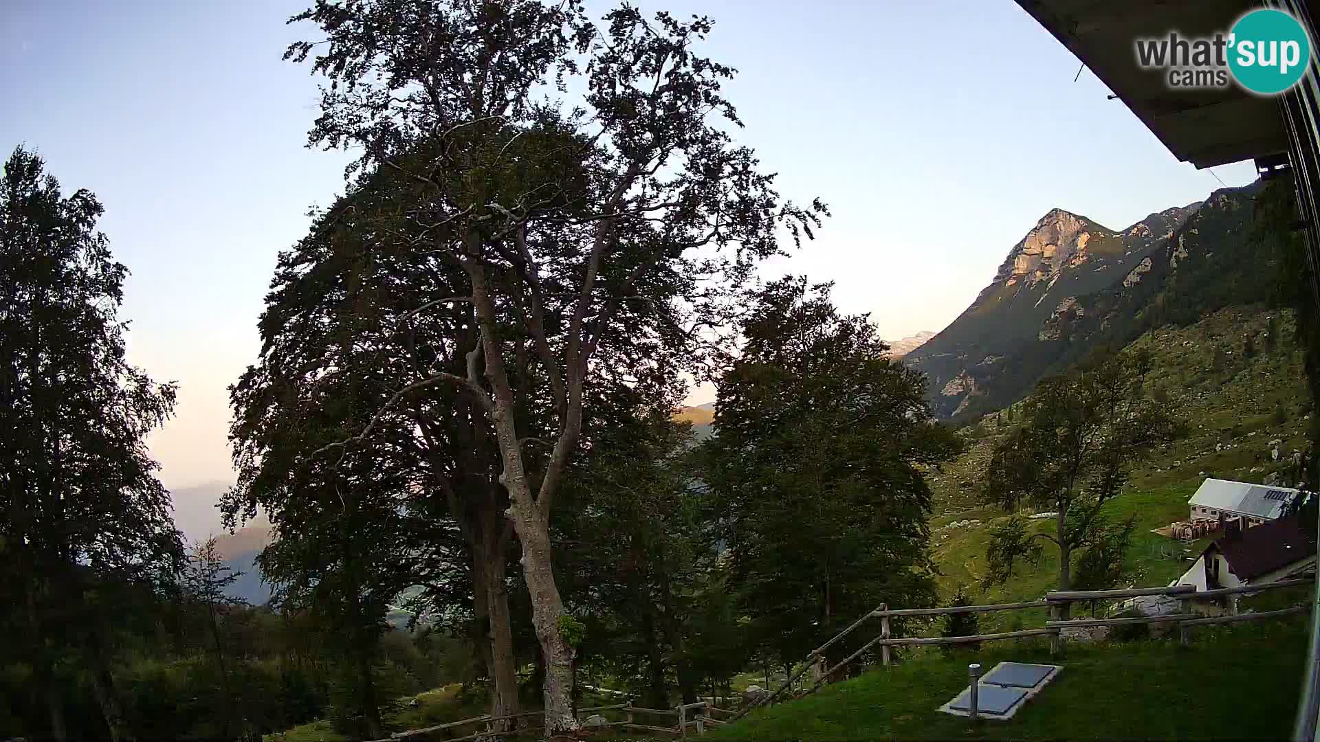 Refuge de la montagne Planina Razor caméra en direct (1315) | vue sur Tolminski Migovec