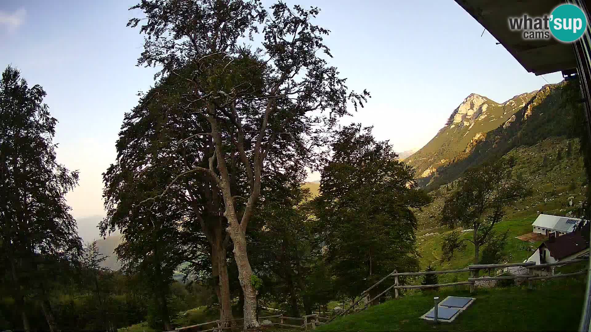 Planina Razor Bergütte Webcam (1315) | Blick auf Tolminski Migovec