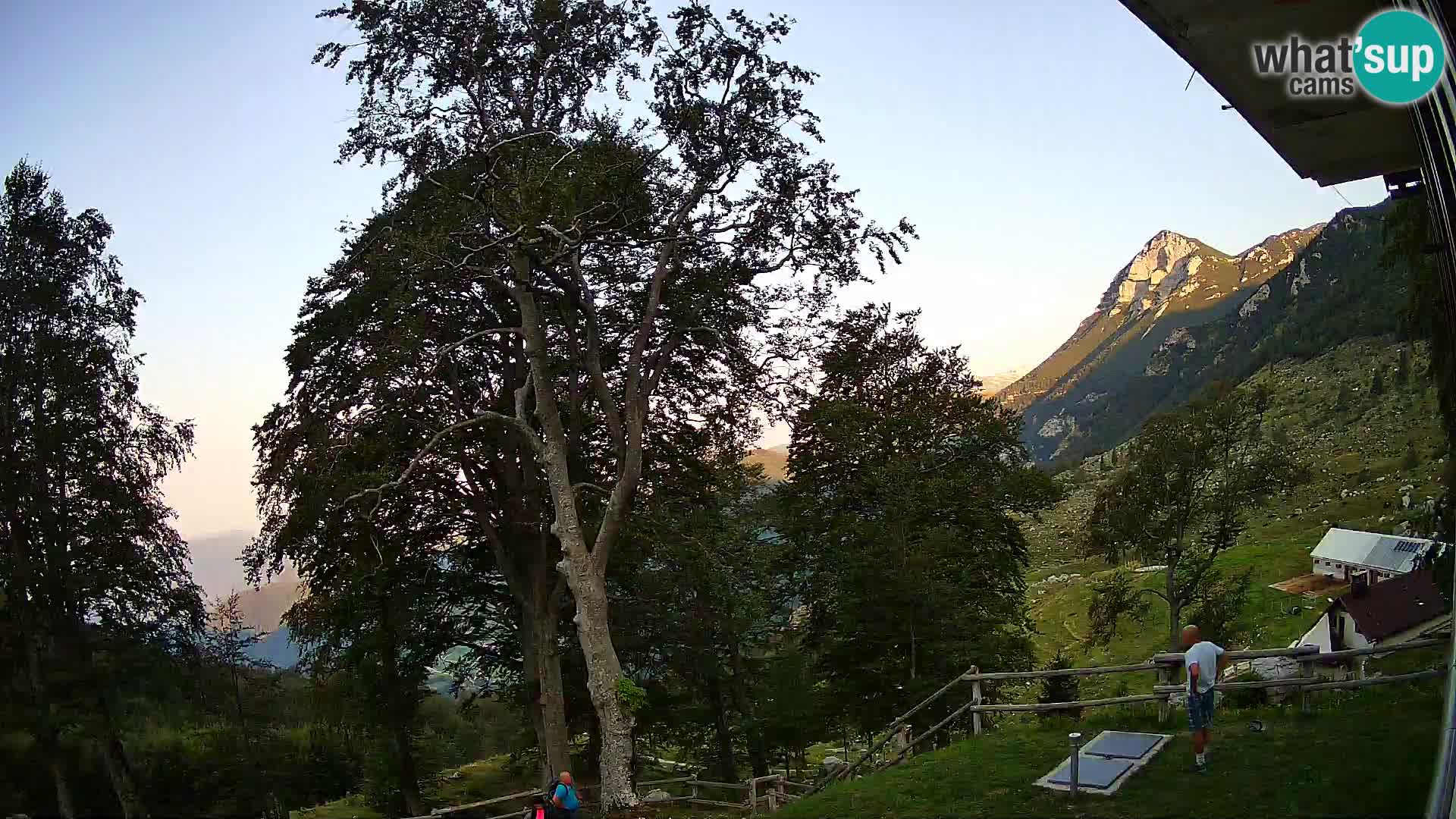 Cámara en vivo de la cabaña de montaña Planina Razor (1315) | vista hacia Tolminski Migovec