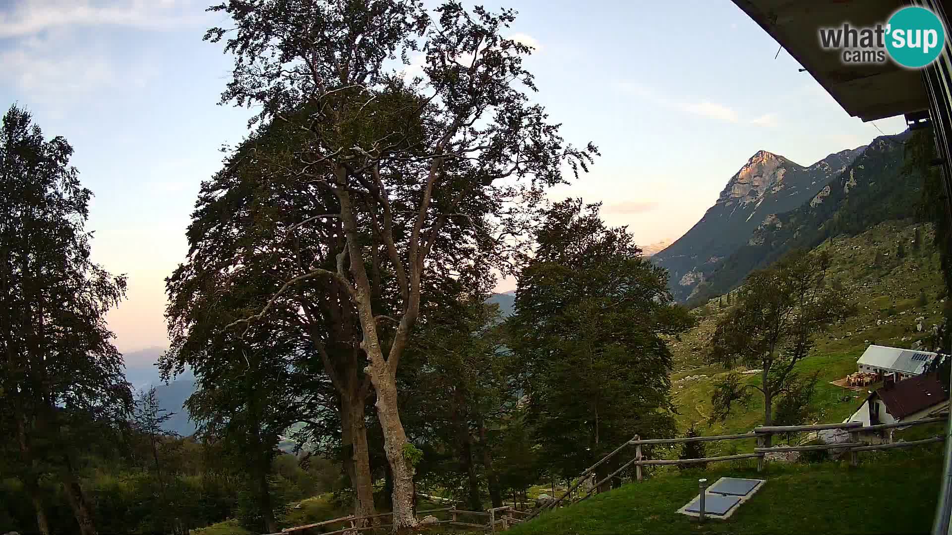 Cámara en vivo de la cabaña de montaña Planina Razor (1315) | vista hacia Tolminski Migovec