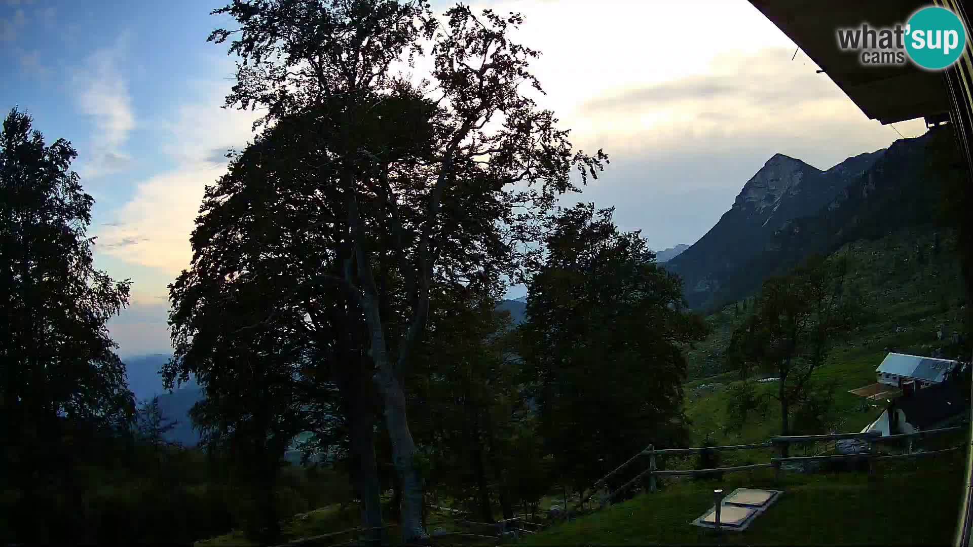 Baita di montagna Planina Razor webcam (1315) | vista su Tolminski Migovec