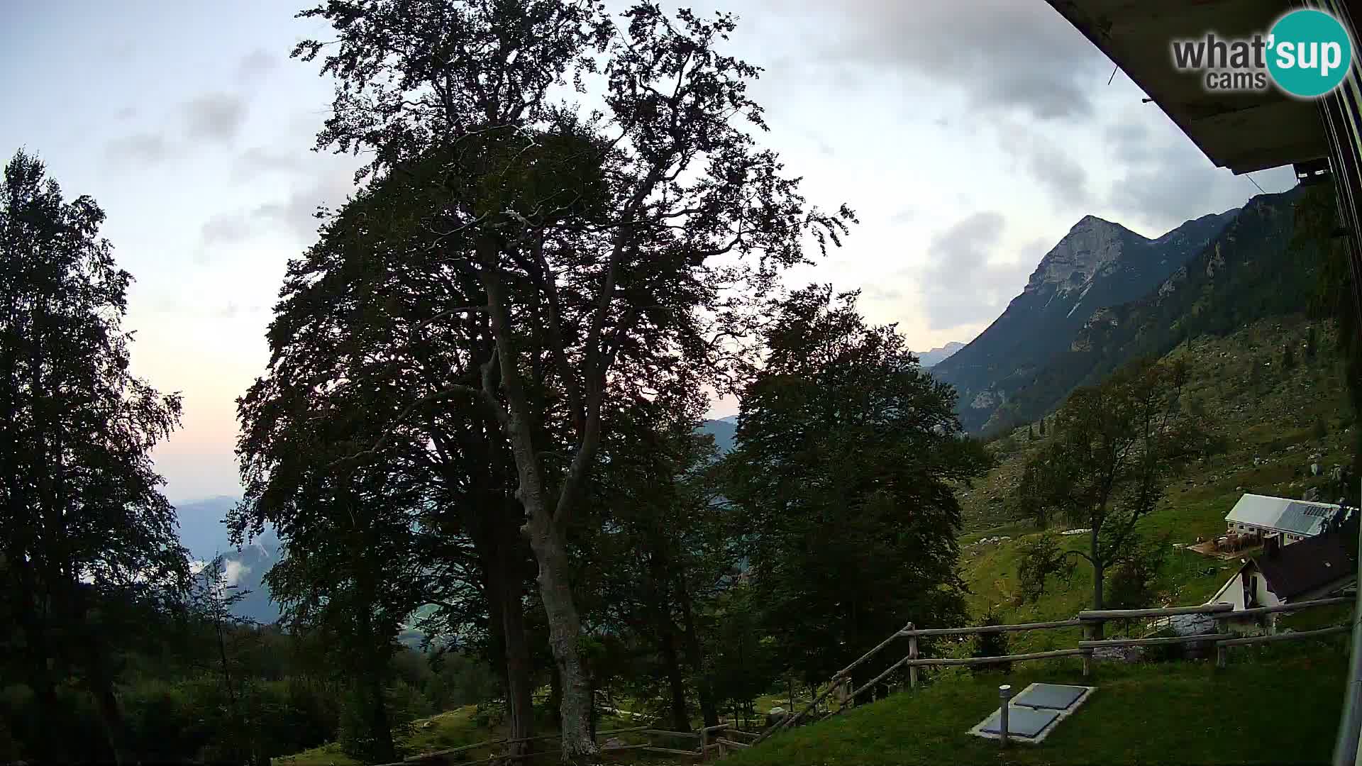 Koča na Planini Razor spletna kamera (1315) | Pogled na Tolminski Migovec